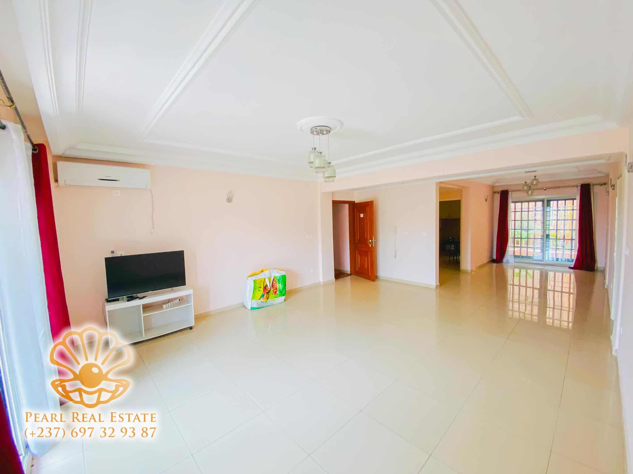 Appartement à louer - Yaoundé, Bastos, Carrefour Bastos - 1 salon(s), 3 chambre(s), 2 salle(s) de bains - 1 100 000 FCFA / mois