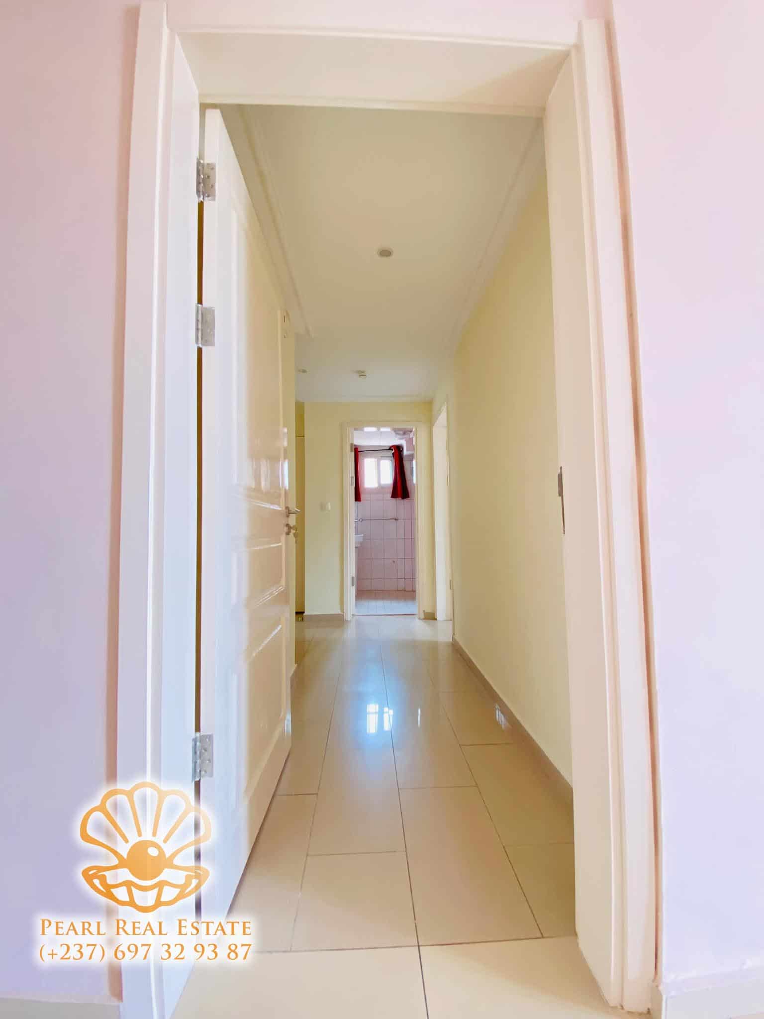 Appartement à louer - Yaoundé, Bastos, Carrefour Bastos - 1 salon(s), 3 chambre(s), 2 salle(s) de bains - 1 100 000 FCFA / mois