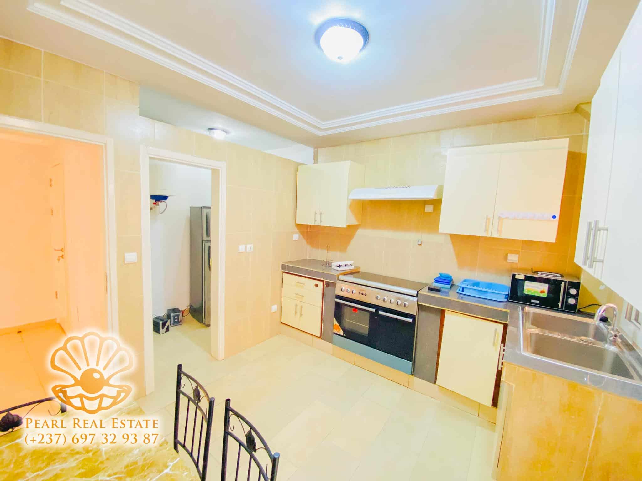 Appartement à louer - Yaoundé, Bastos, Carrefour Bastos - 1 salon(s), 3 chambre(s), 2 salle(s) de bains - 1 100 000 FCFA / mois