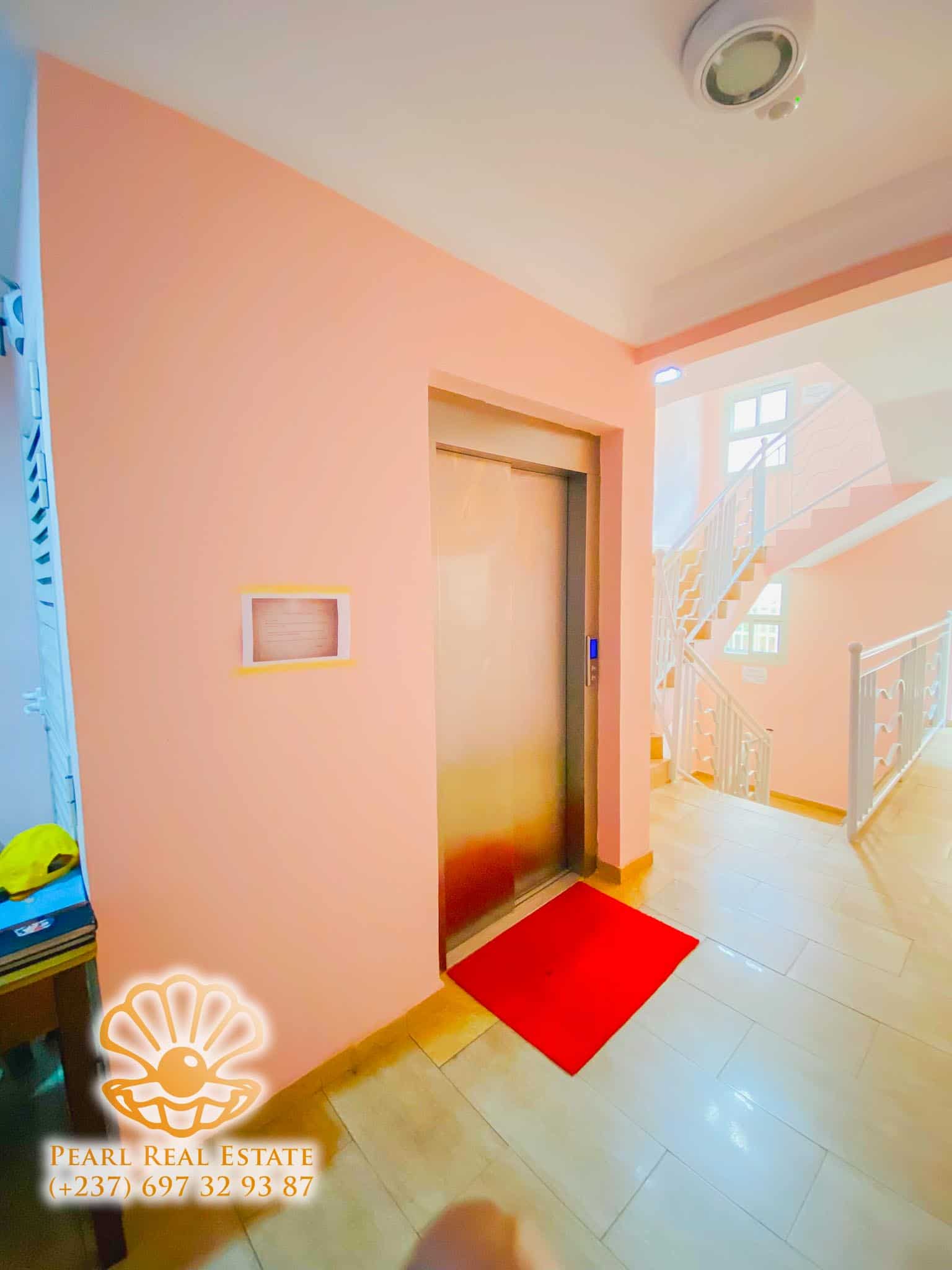 Appartement à louer - Yaoundé, Bastos, Carrefour Bastos - 1 salon(s), 3 chambre(s), 2 salle(s) de bains - 1 100 000 FCFA / mois