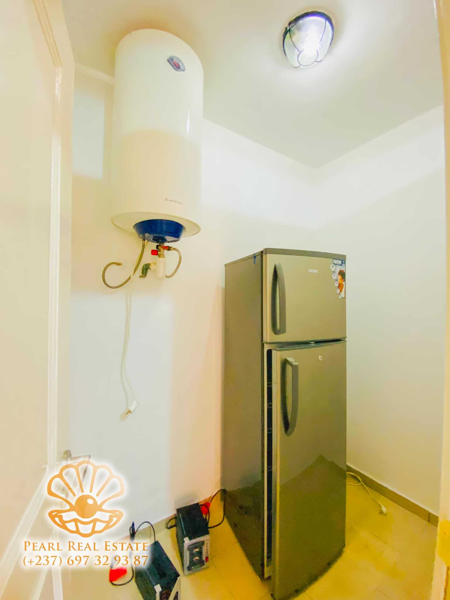 Appartement à louer - Yaoundé, Bastos, Carrefour Bastos - 1 salon(s), 3 chambre(s), 2 salle(s) de bains - 1 100 000 FCFA / mois