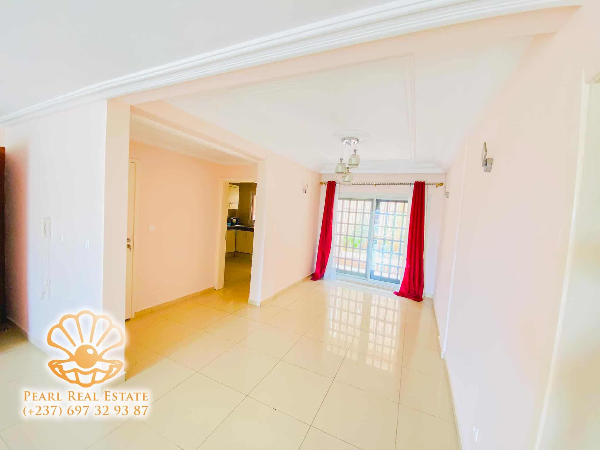 Appartement à louer - Yaoundé, Bastos, Carrefour Bastos - 1 salon(s), 3 chambre(s), 2 salle(s) de bains - 1 100 000 FCFA / mois