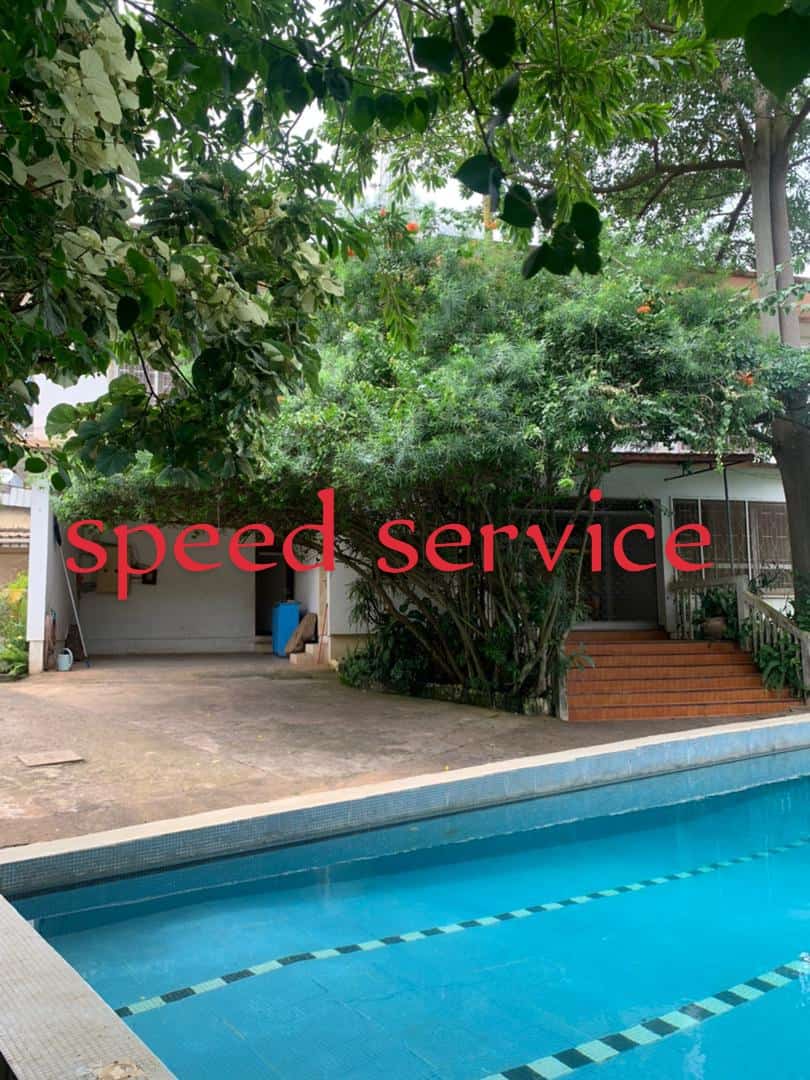 Maison (Duplex) à louer - Yaoundé, Bastos, Bastos - 1 salon(s), 4 chambre(s), 3 salle(s) de bains - 1 600 000 FCFA / mois