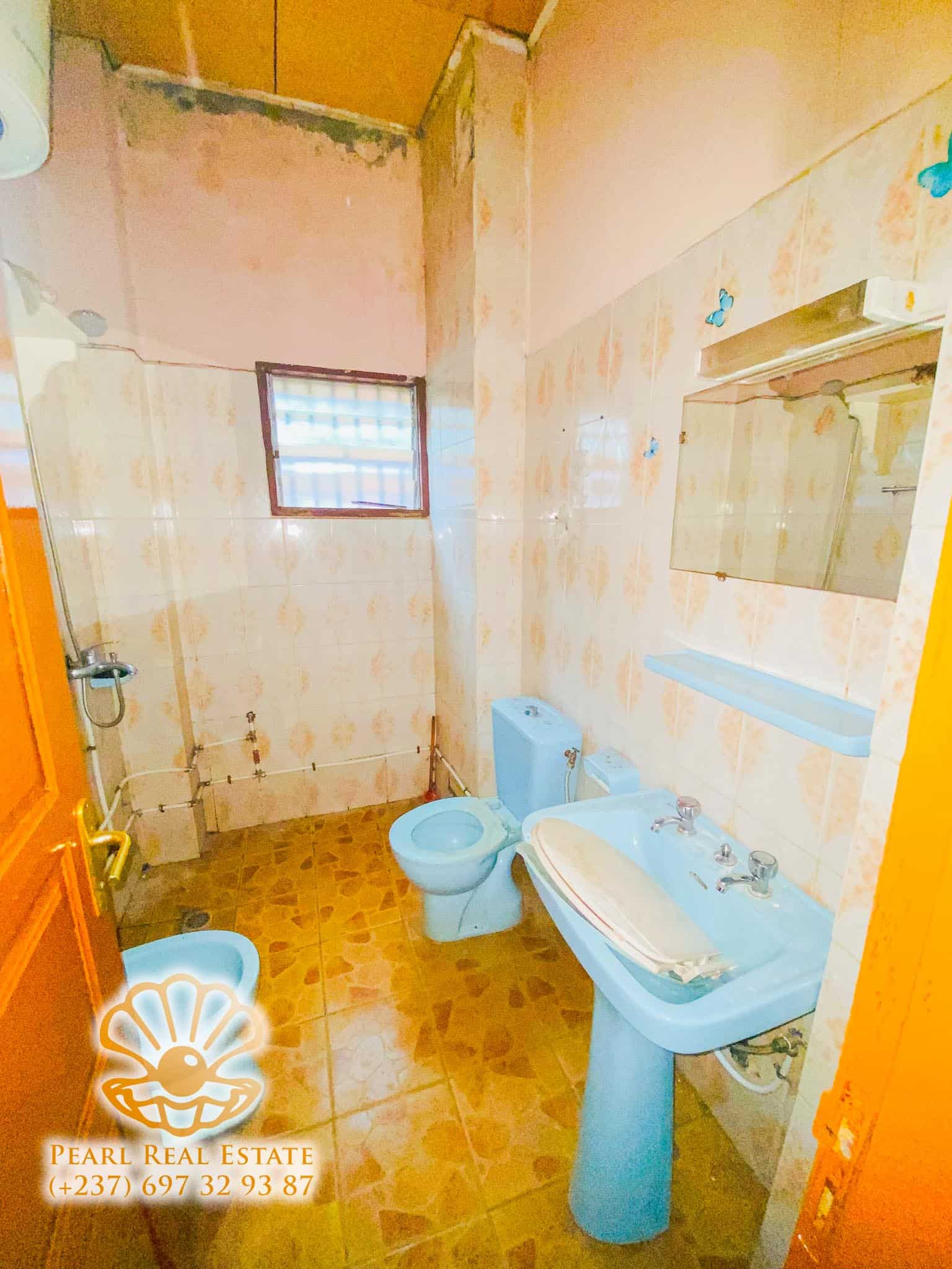 Apartment to rent - Yaoundé, Bastos, Carrefour Bastos - 1 living room(s), 2 bedroom(s), 1 bathroom(s) - 265 000 FCFA / month