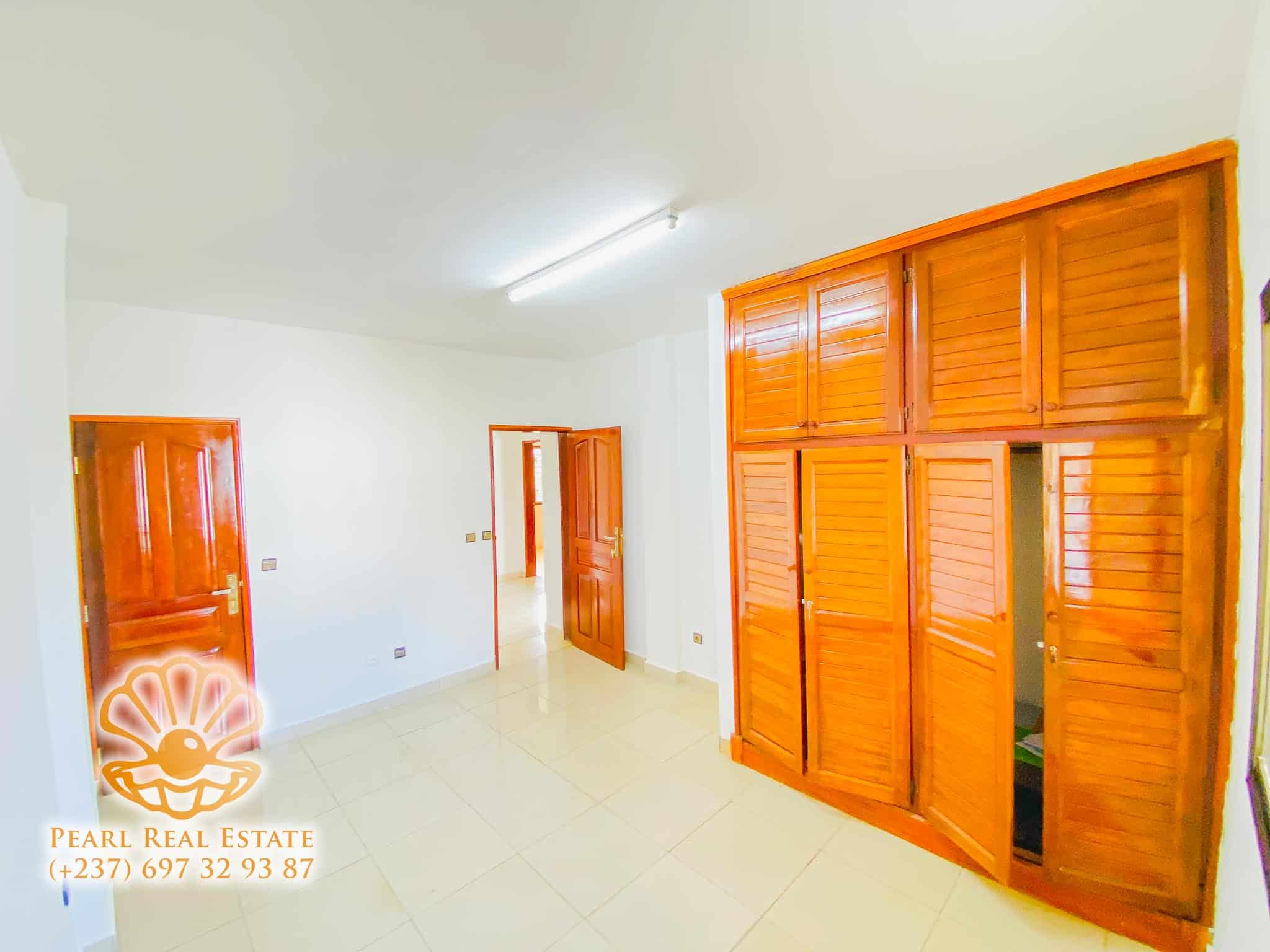 Apartment to rent - Yaoundé, Bastos, Golf - 1 living room(s), 2 bedroom(s), 1 bathroom(s) - 500 000 FCFA / month