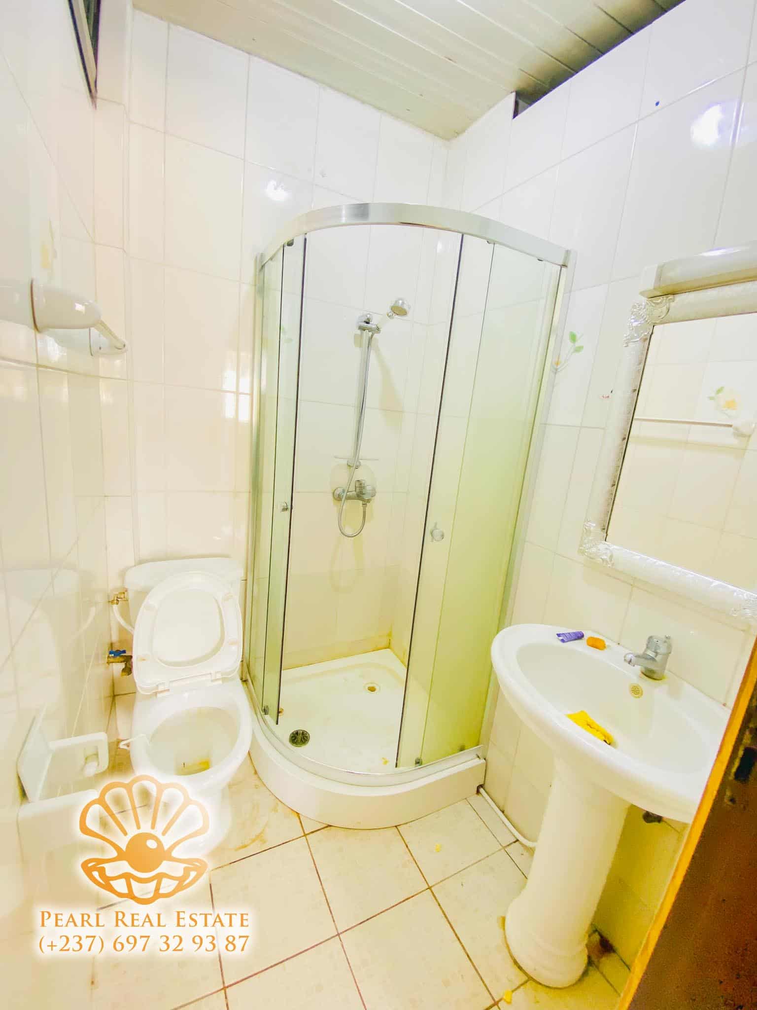 Apartment to rent - Yaoundé, Bastos, Golf - 1 living room(s), 2 bedroom(s), 1 bathroom(s) - 500 000 FCFA / month
