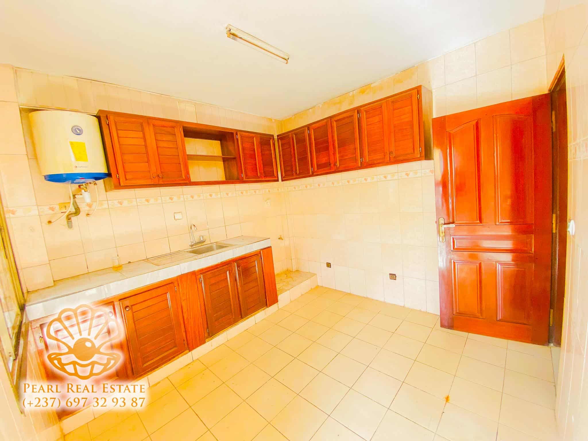 Apartment to rent - Yaoundé, Bastos, Golf - 1 living room(s), 2 bedroom(s), 1 bathroom(s) - 500 000 FCFA / month