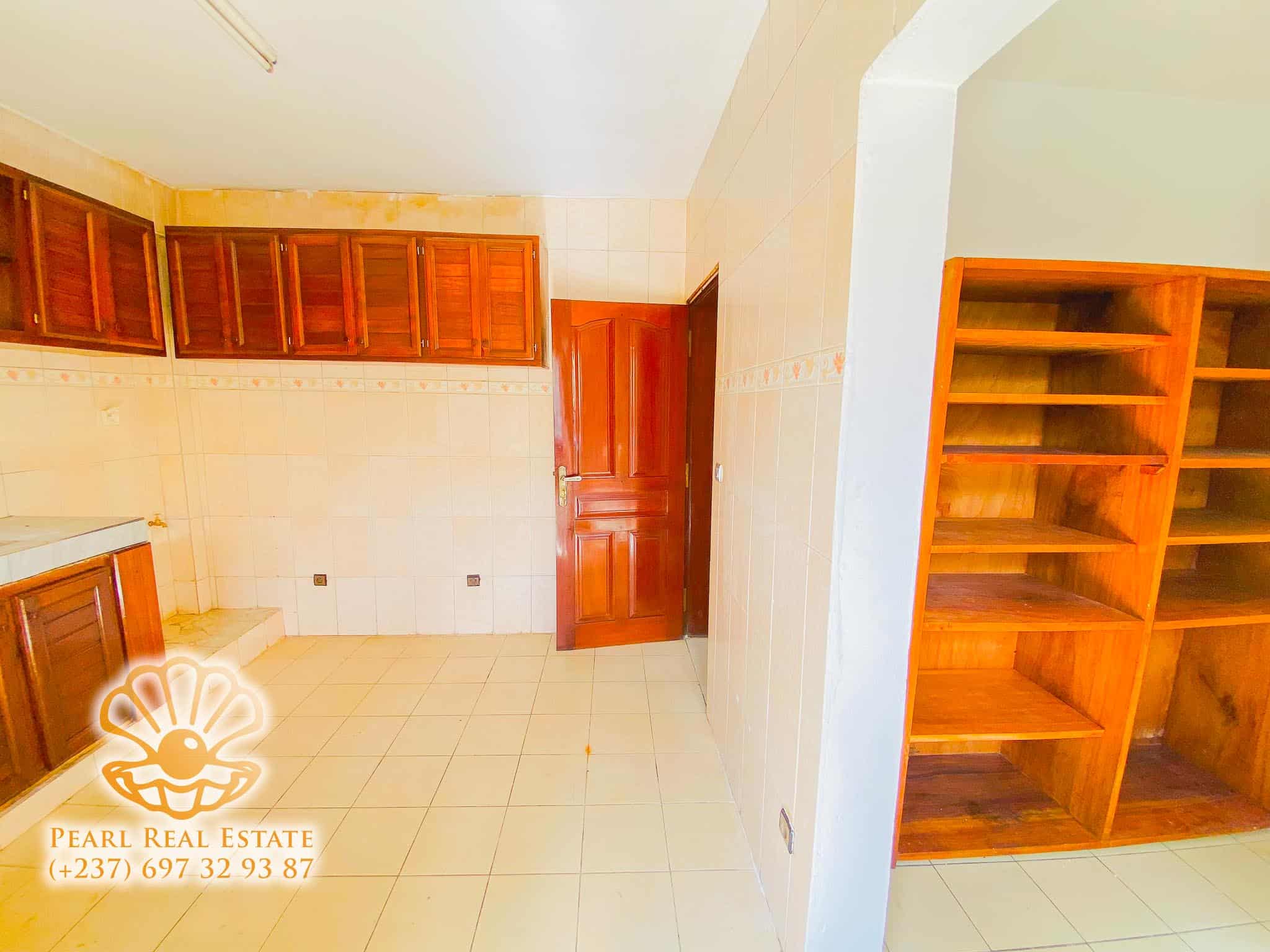 Apartment to rent - Yaoundé, Bastos, Golf - 1 living room(s), 2 bedroom(s), 1 bathroom(s) - 500 000 FCFA / month