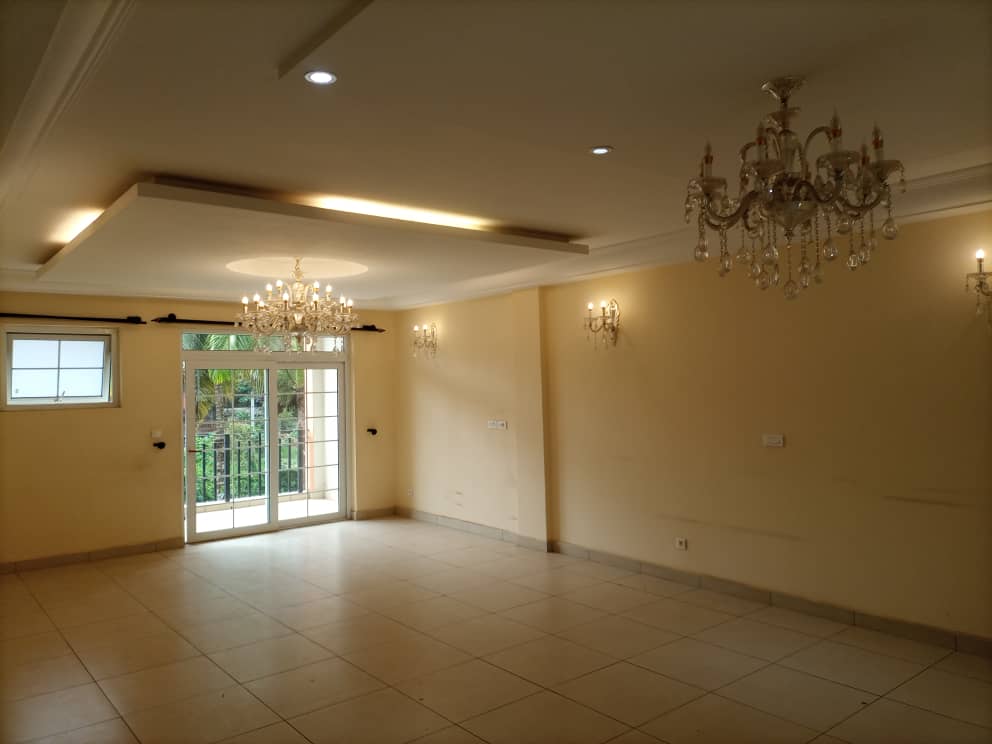 Apartment to rent - Yaoundé, Bastos, Appartement duplex avec salle de sport , piscine et, ascenseur - 1 living room(s), 4 bedroom(s), 5 bathroom(s) - 2 000 000 FCFA / month