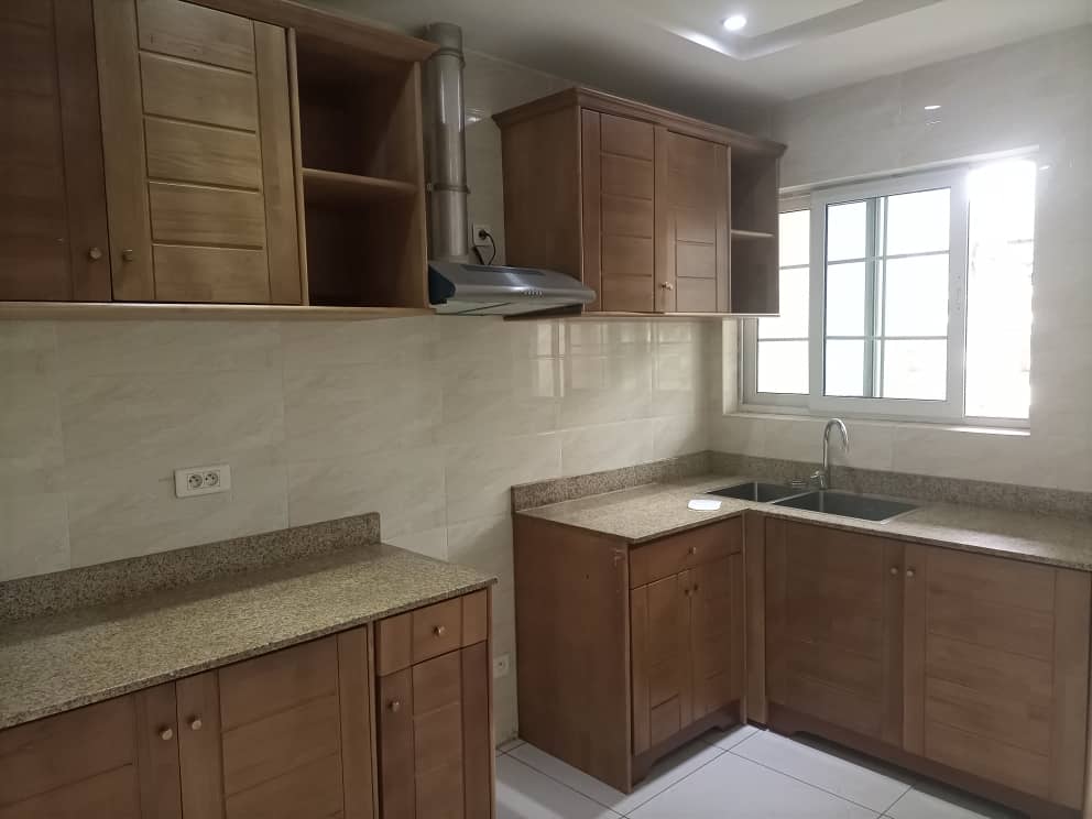 Apartment to rent - Yaoundé, Bastos, Appartement duplex avec salle de sport , piscine et, ascenseur - 1 living room(s), 4 bedroom(s), 5 bathroom(s) - 2 000 000 FCFA / month