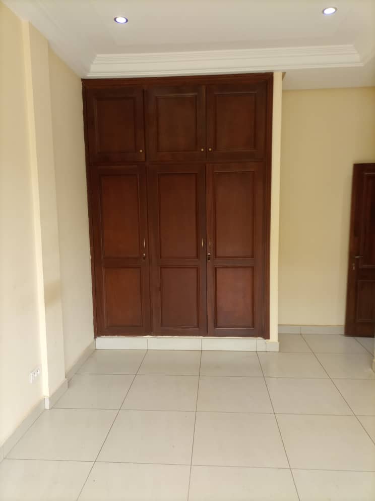 Apartment to rent - Yaoundé, Bastos, Appartement duplex avec salle de sport , piscine et, ascenseur - 1 living room(s), 4 bedroom(s), 5 bathroom(s) - 2 000 000 FCFA / month