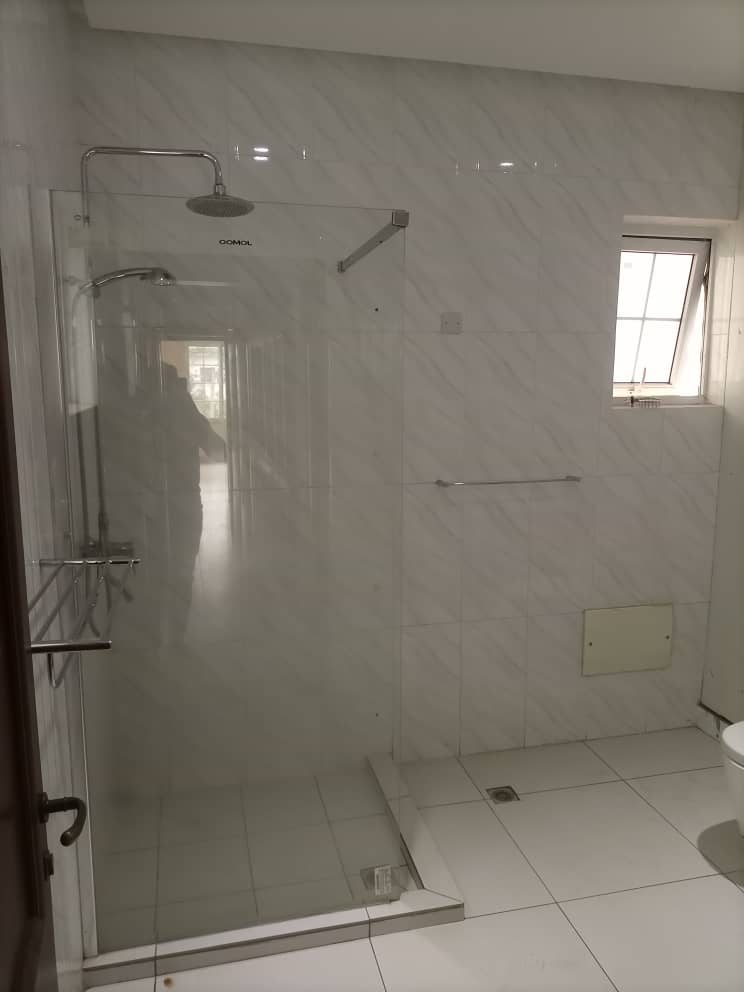 Apartment to rent - Yaoundé, Bastos, Appartement duplex avec salle de sport , piscine et, ascenseur - 1 living room(s), 4 bedroom(s), 5 bathroom(s) - 2 000 000 FCFA / month