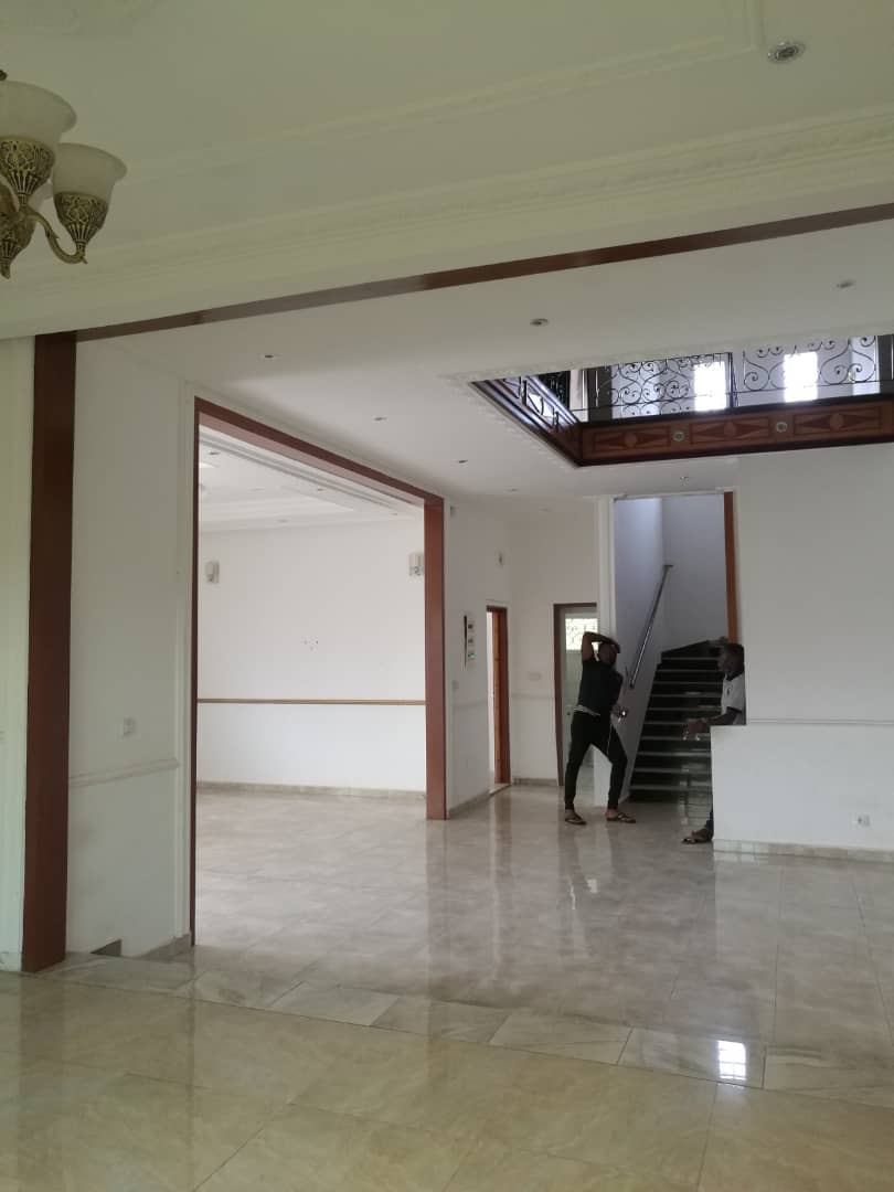 Maison (Villa) à vendre - Yaoundé, Odza, Auberge bleue - 1 salon(s), 4 chambre(s), 3 salle(s) de bains - 220 000 000 FCFA