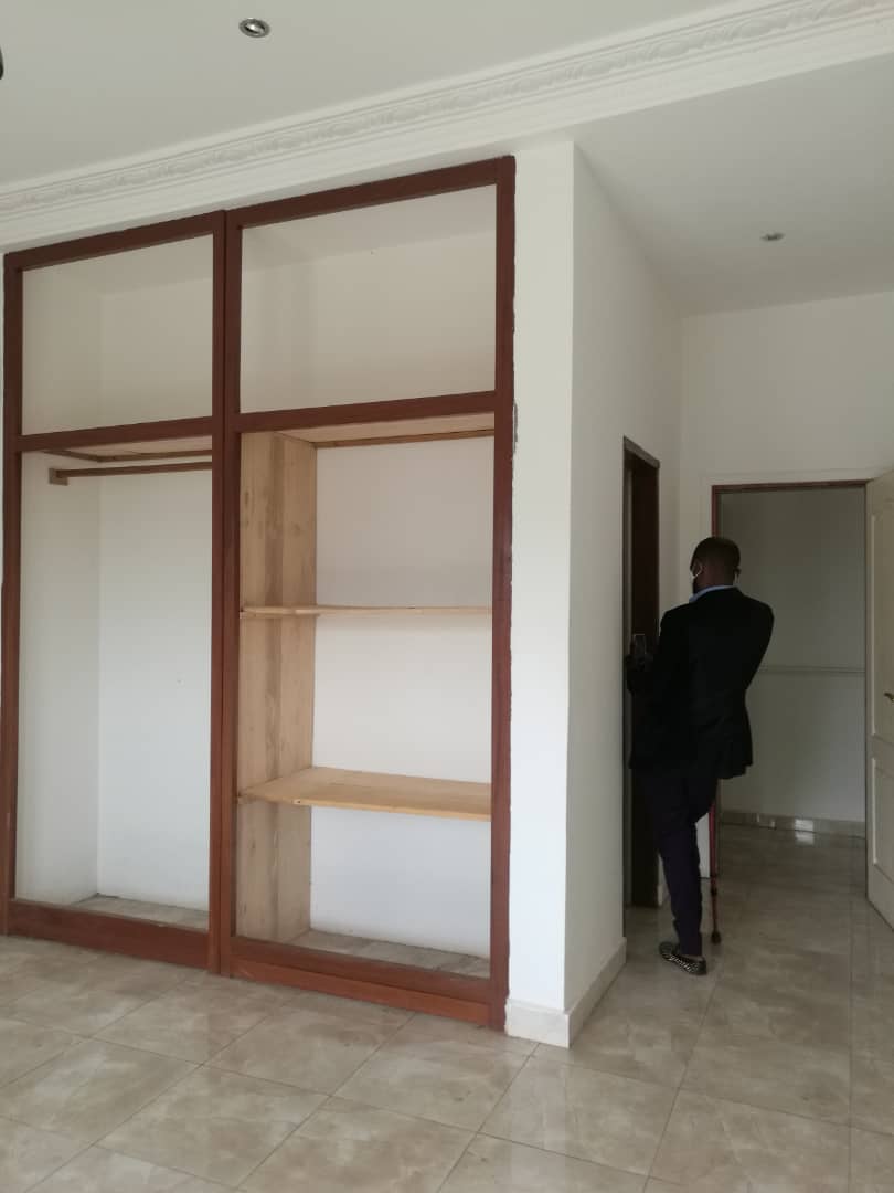 House (Villa) for sale - Yaoundé, Odza, Auberge bleue - 1 living room(s), 4 bedroom(s), 3 bathroom(s) - 220 000 000 FCFA / month