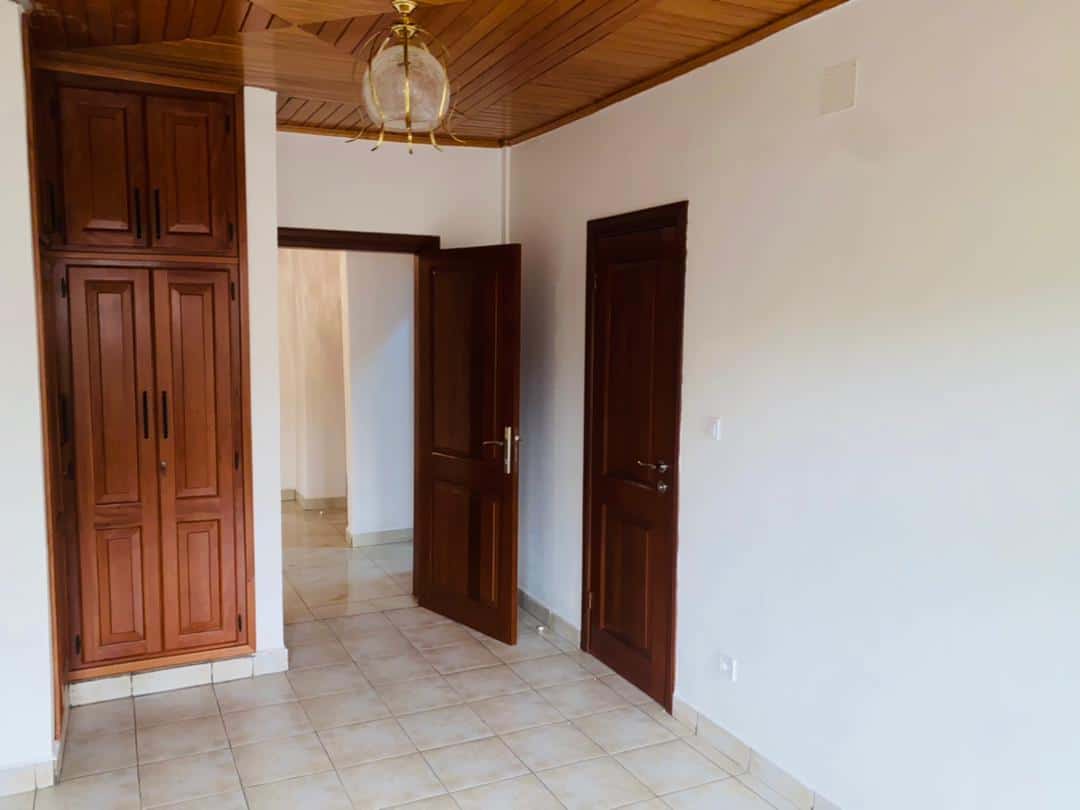 Apartment to rent - Yaoundé, Bastos, Appartement avec ascenseur, réserve d'eau, caméra de surveillance, groupe électrogène - 1 living room(s), 2 bedroom(s), 3 bathroom(s) - 550 000 FCFA / month
