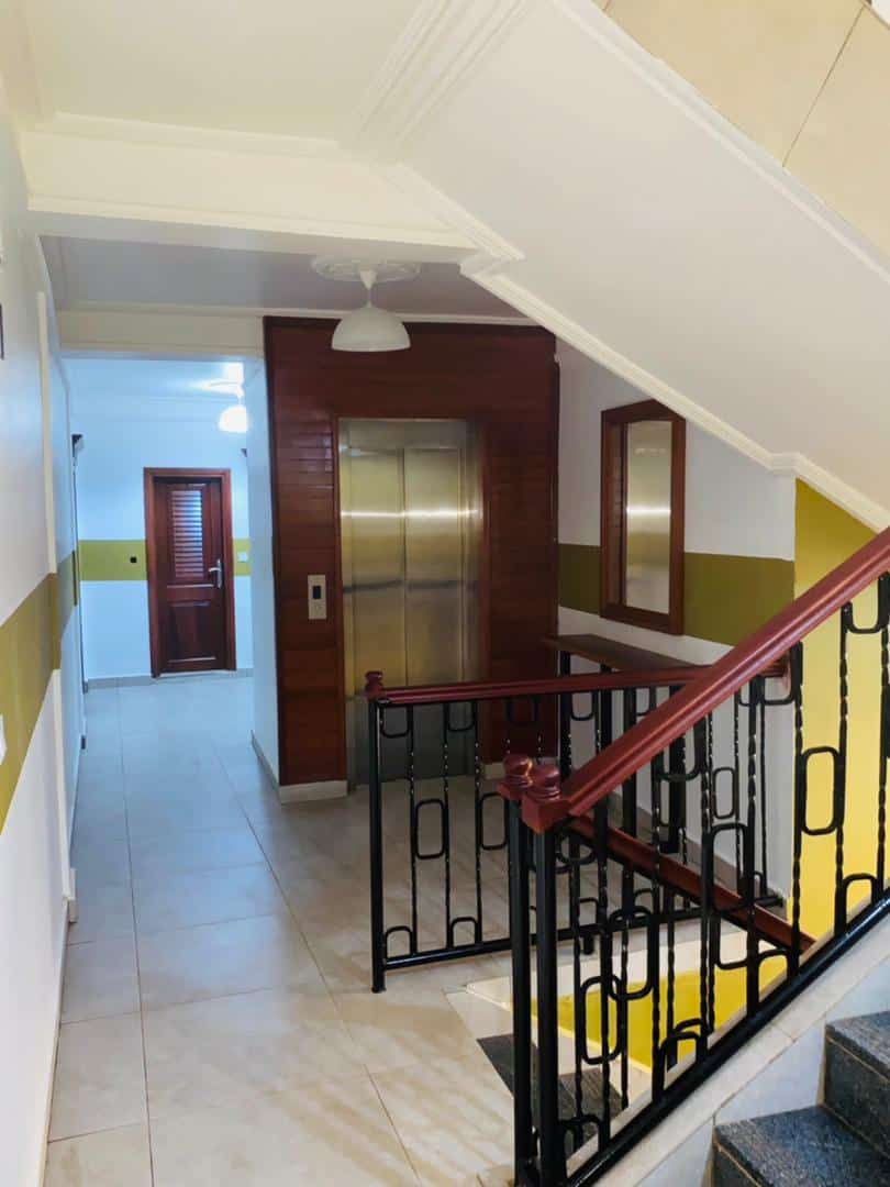 Apartment to rent - Yaoundé, Bastos, Appartement avec ascenseur, réserve d'eau, caméra de surveillance, groupe électrogène - 1 living room(s), 2 bedroom(s), 3 bathroom(s) - 550 000 FCFA / month
