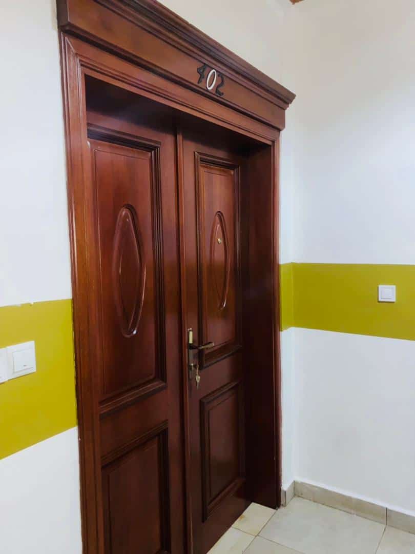 Apartment to rent - Yaoundé, Bastos, Appartement avec ascenseur, réserve d'eau, caméra de surveillance, groupe électrogène - 1 living room(s), 2 bedroom(s), 3 bathroom(s) - 550 000 FCFA / month
