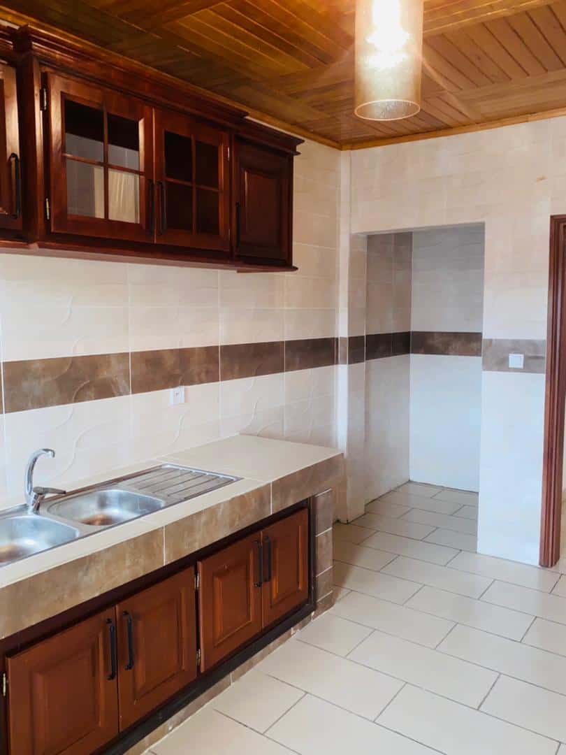 Apartment to rent - Yaoundé, Bastos, Appartement avec ascenseur, réserve d'eau, caméra de surveillance, groupe électrogène - 1 living room(s), 3 bedroom(s), 4 bathroom(s) - 850 000 FCFA / month