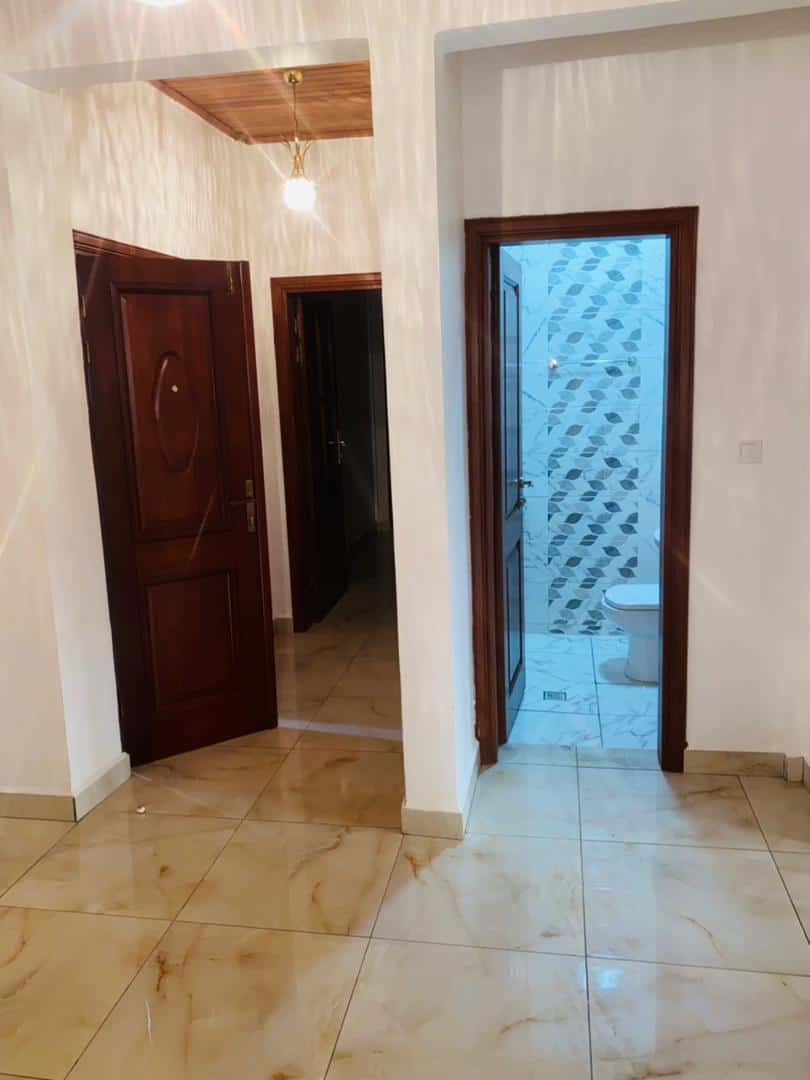 Apartment to rent - Yaoundé, Bastos, Appartement avec ascenseur, réserve d'eau, caméra de surveillance, groupe électrogène - 1 living room(s), 3 bedroom(s), 4 bathroom(s) - 850 000 FCFA / month