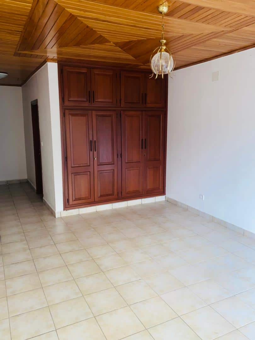 Apartment to rent - Yaoundé, Bastos, Appartement avec ascenseur, réserve d'eau, caméra de surveillance, groupe électrogène - 1 living room(s), 3 bedroom(s), 4 bathroom(s) - 850 000 FCFA / month