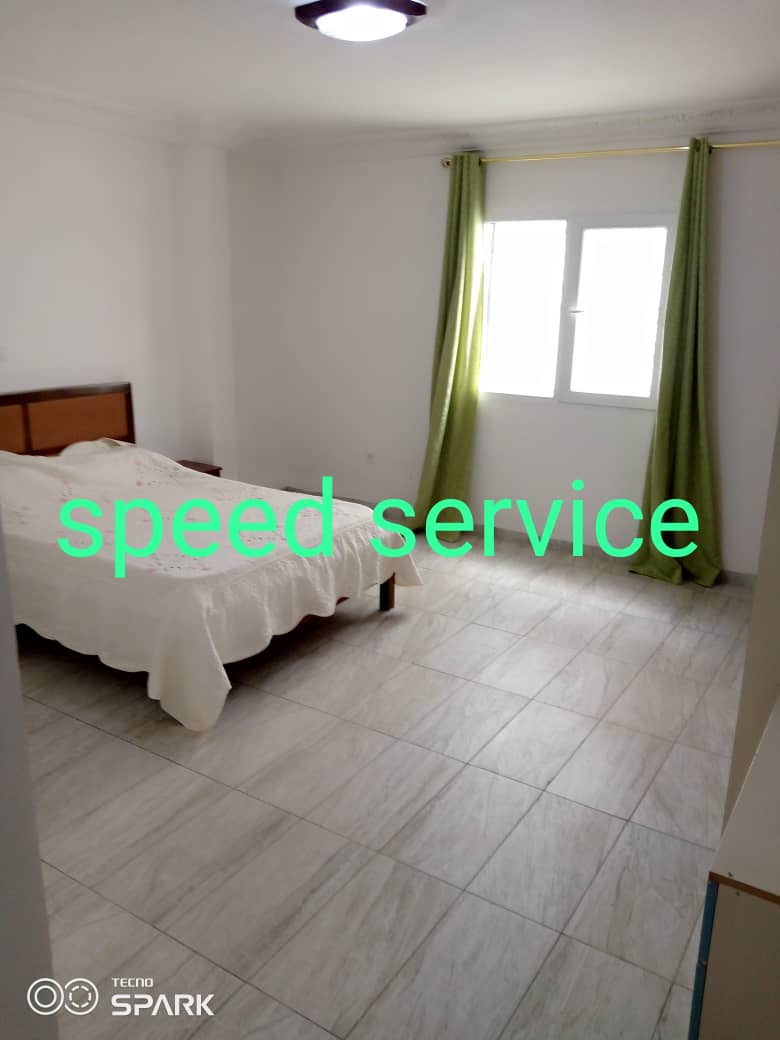 Apartment to rent - Yaoundé, Bastos, Appartement non meublé avec ascenseur, réserve d'eau, caméra de surveillance, groupe électrogène, salle de sport - 1 living room(s), 3 bedroom(s), 4 bathroom(s) - 2 000 000 FCFA / month