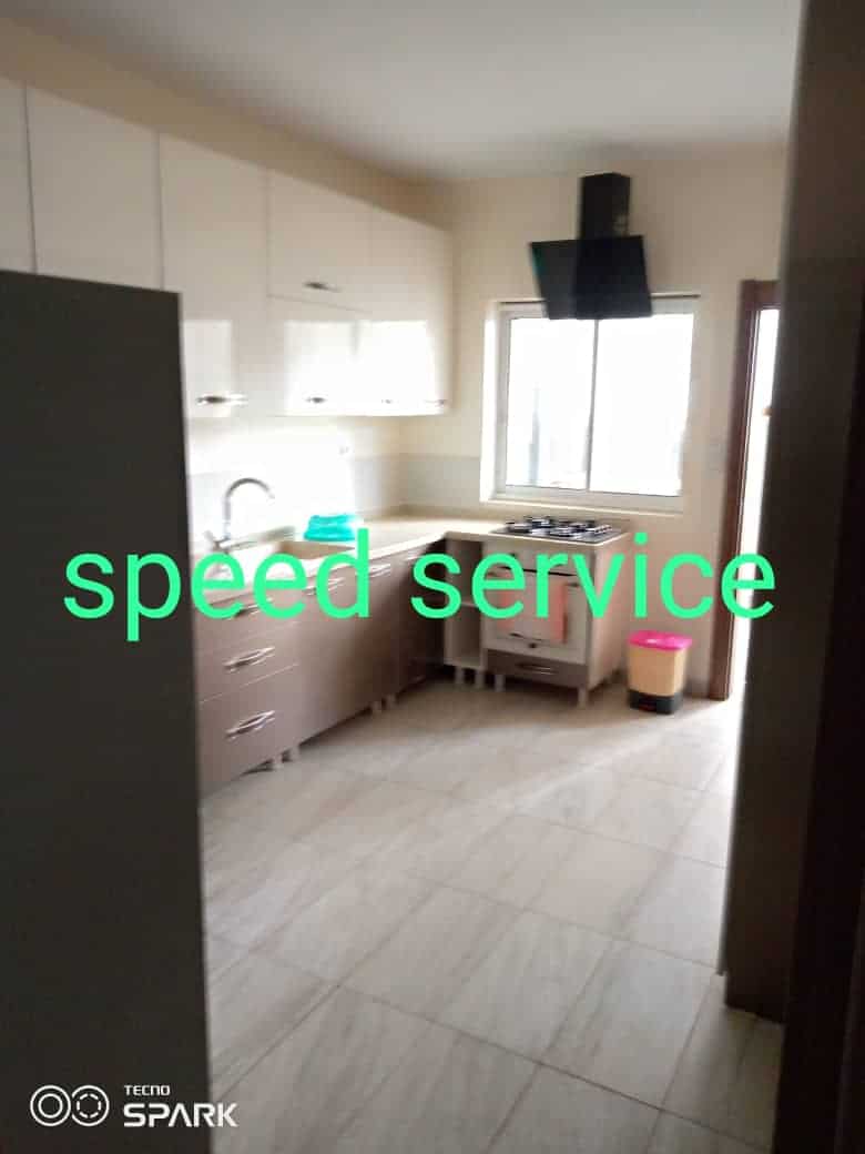 Apartment to rent - Yaoundé, Bastos, Appartement meublé avec ascenseur, réserve d'eau, caméra de surveillance, groupe électrogène, salle de sport - 1 living room(s), 3 bedroom(s), 4 bathroom(s) - 2 500 000 FCFA / month