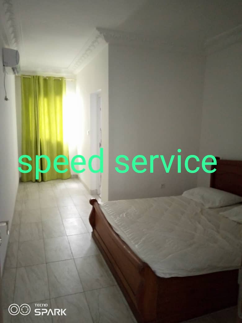 Apartment to rent - Yaoundé, Bastos, Appartement meublé avec ascenseur, réserve d'eau, caméra de surveillance, groupe électrogène, salle de sport - 1 living room(s), 3 bedroom(s), 4 bathroom(s) - 2 500 000 FCFA / month