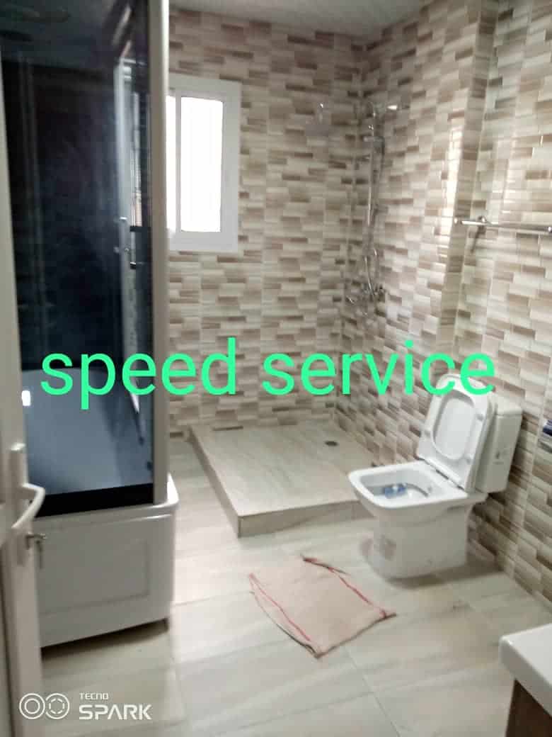 Apartment to rent - Yaoundé, Bastos, Appartement meublé avec ascenseur, réserve d'eau, caméra de surveillance, groupe électrogène, salle de sport - 1 living room(s), 3 bedroom(s), 4 bathroom(s) - 2 500 000 FCFA / month