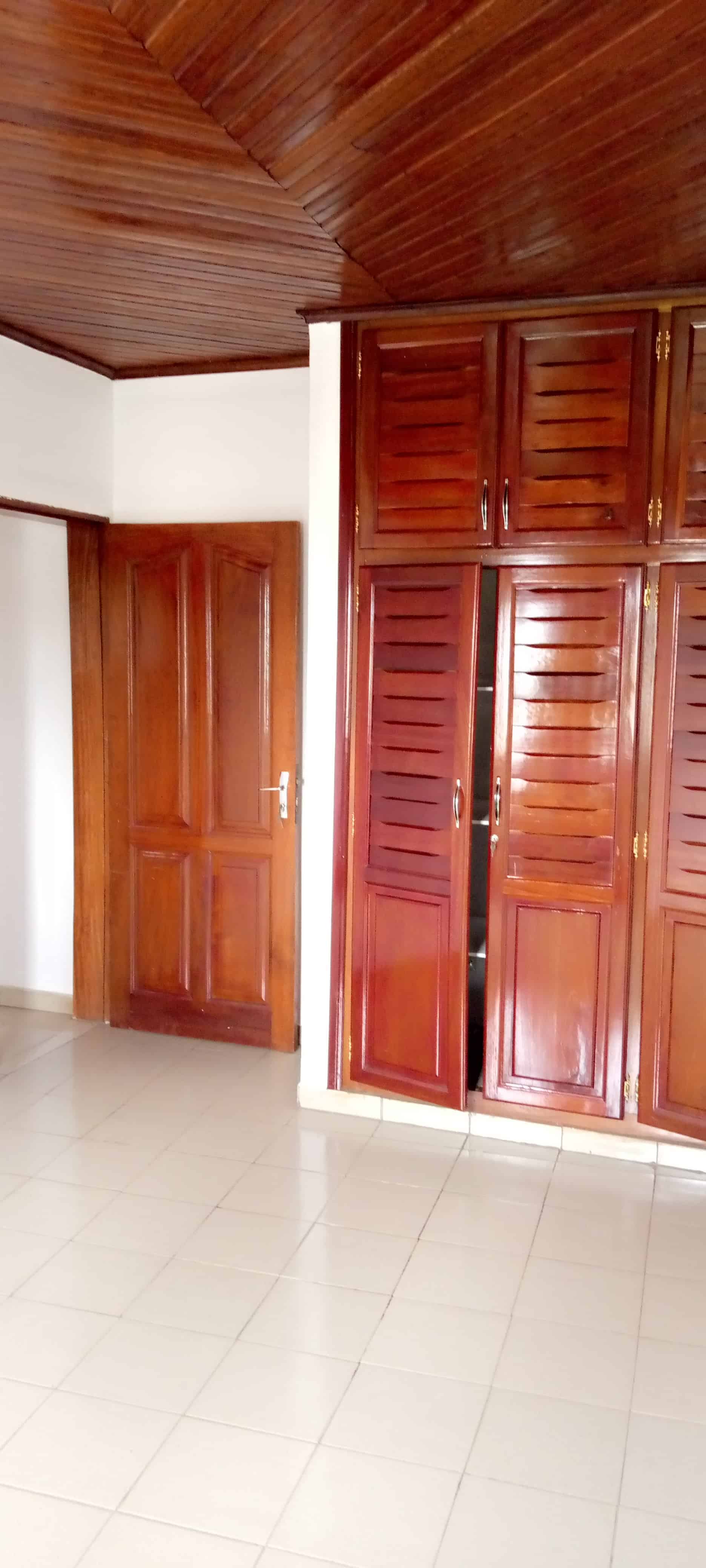 Apartment to rent - Yaoundé, Bastos, Bastos - 1 living room(s), 1 bedroom(s), 1 bathroom(s) - 275 000 FCFA / month