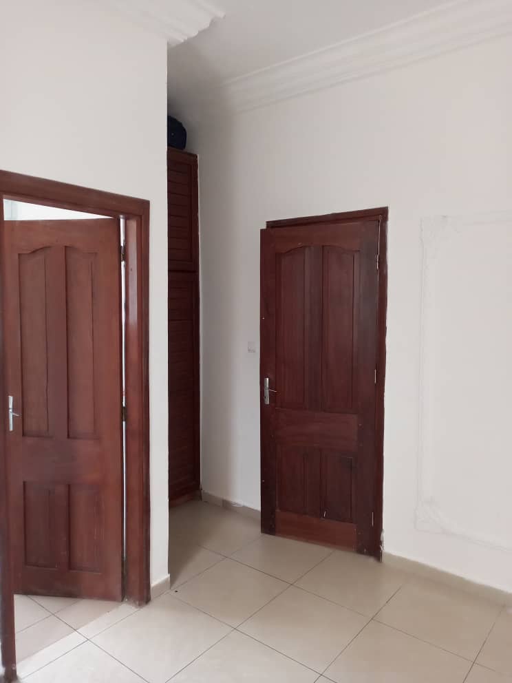 Apartment to rent - Yaoundé, Bastos, Golf - 1 living room(s), 1 bedroom(s), 1 bathroom(s) - 200 000 FCFA / month