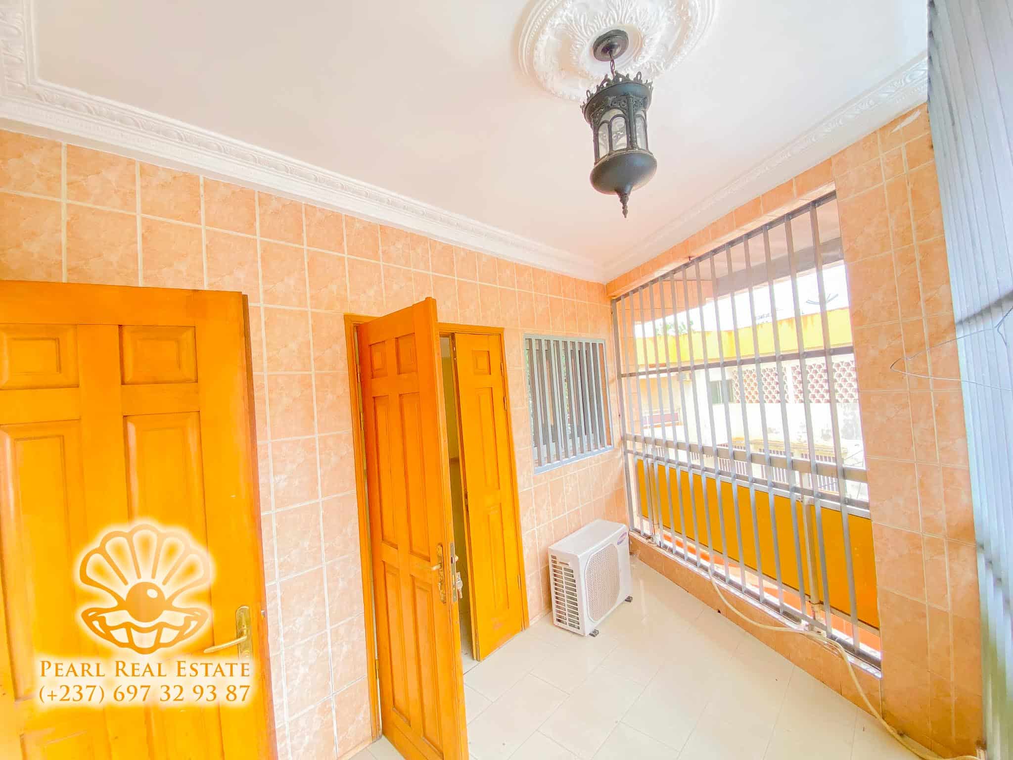 Apartment to rent - Yaoundé, Bastos, Dragages - 1 living room(s), 3 bedroom(s), 2 bathroom(s) - 600 000 FCFA / month