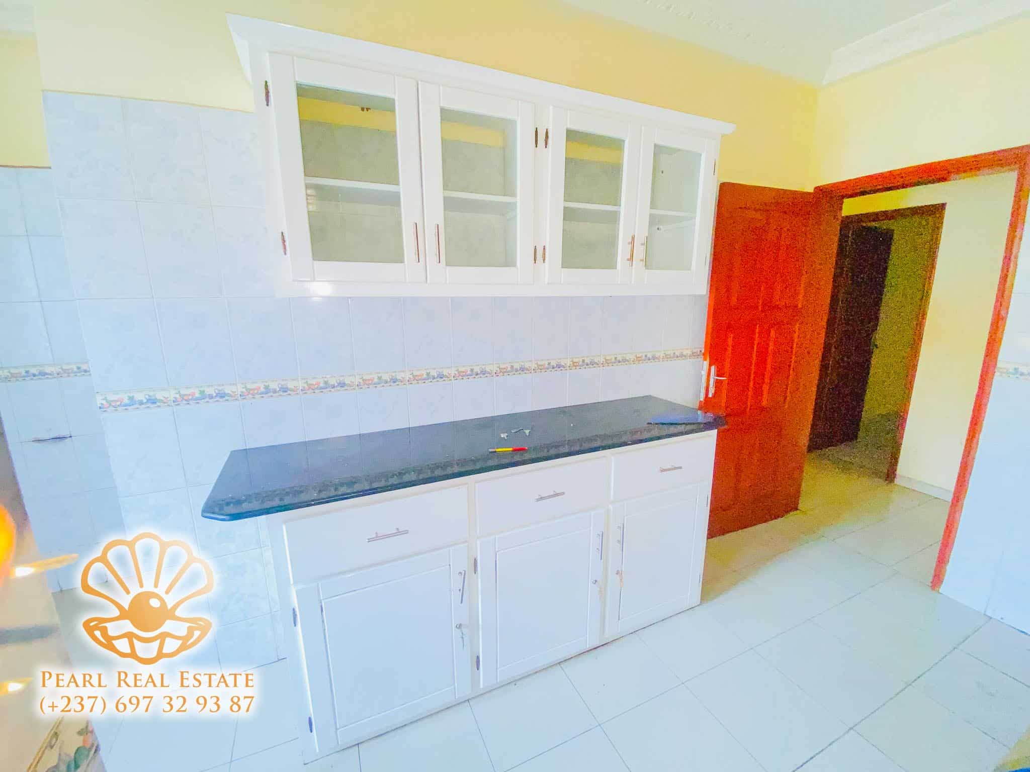 Appartement à louer - Yaoundé, Bastos, Dragages - 1 salon(s), 3 chambre(s), 2 salle(s) de bains - 600 000 FCFA / mois