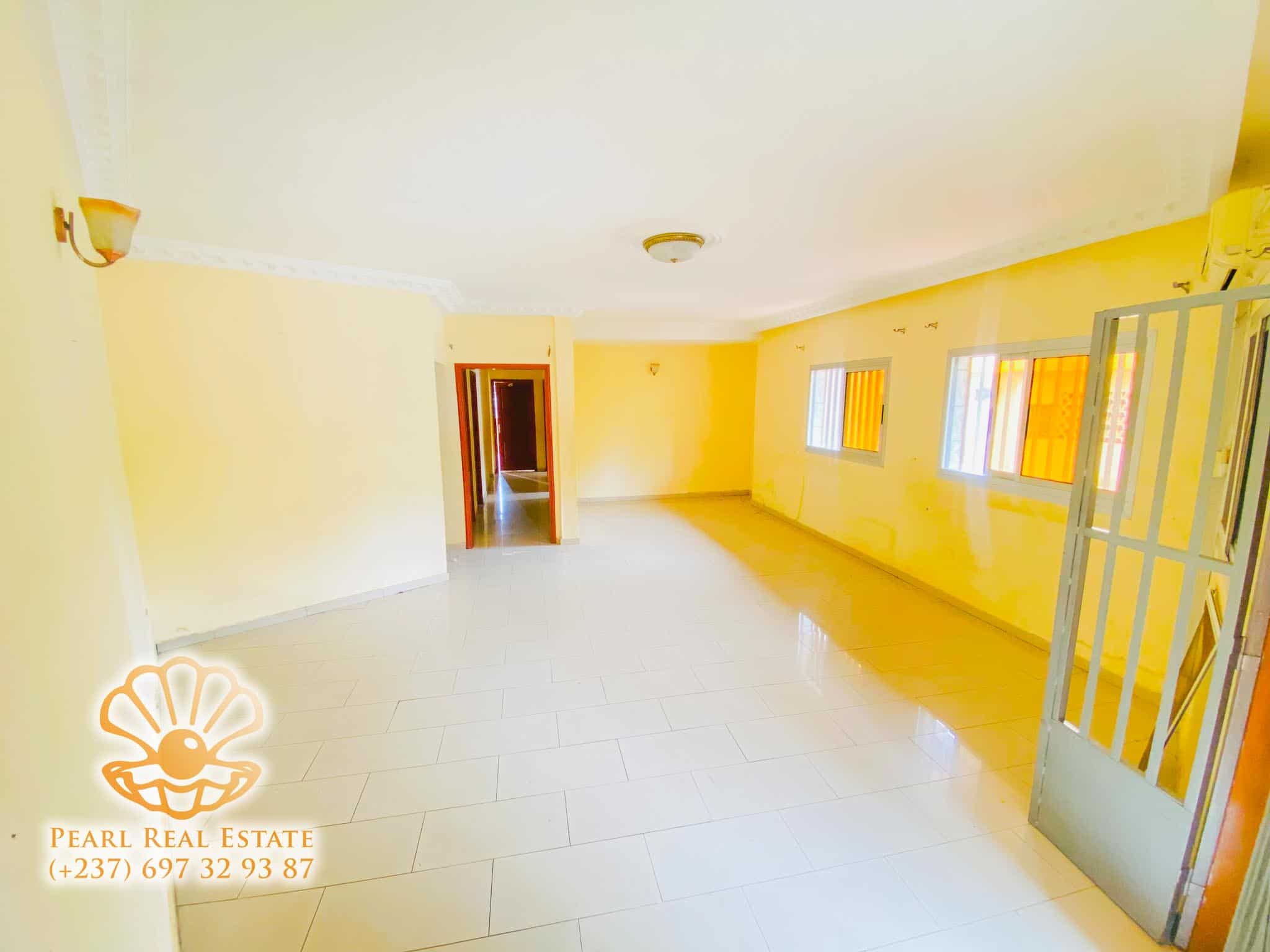 Appartement à louer - Yaoundé, Bastos, Dragages - 1 salon(s), 3 chambre(s), 2 salle(s) de bains - 600 000 FCFA / mois