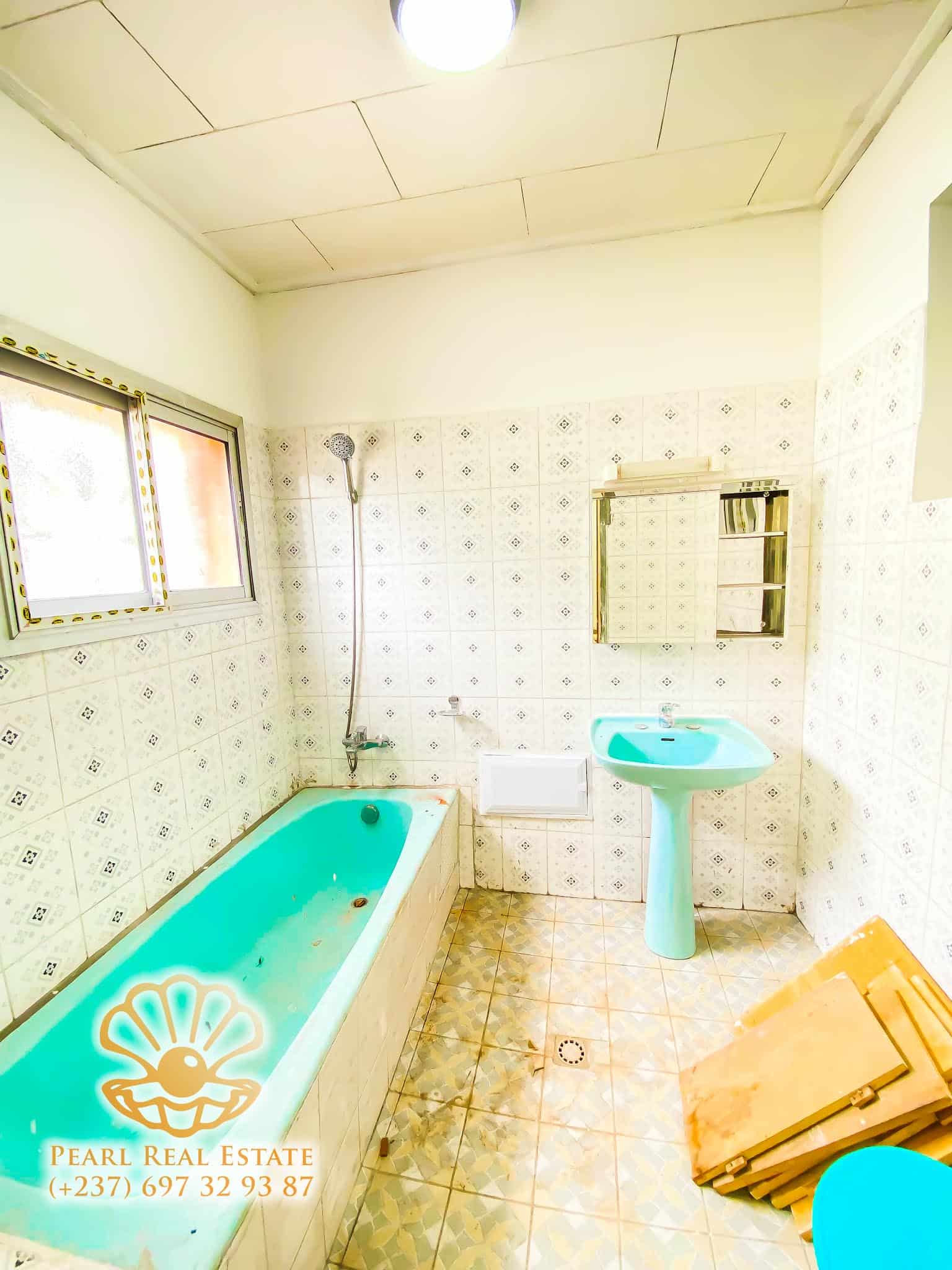 Apartment to rent - Yaoundé, Bastos, Nylon - 1 living room(s), 3 bedroom(s), 2 bathroom(s) - 6 000 000 FCFA / month