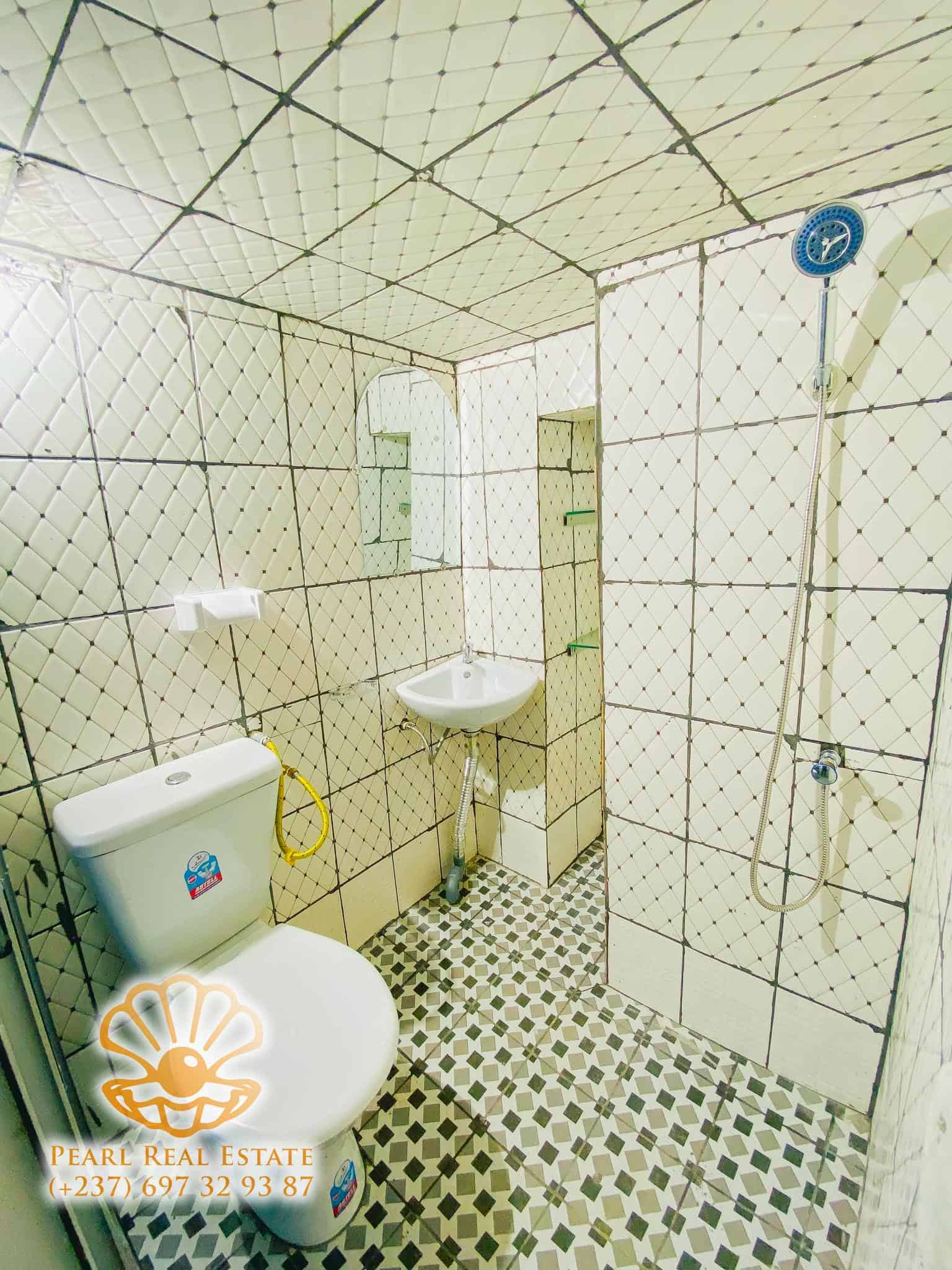 Apartment to rent - Douala, Bonamoussadi, Commissariat - 1 living room(s), 1 bedroom(s), 1 bathroom(s) - 50 000 FCFA / month