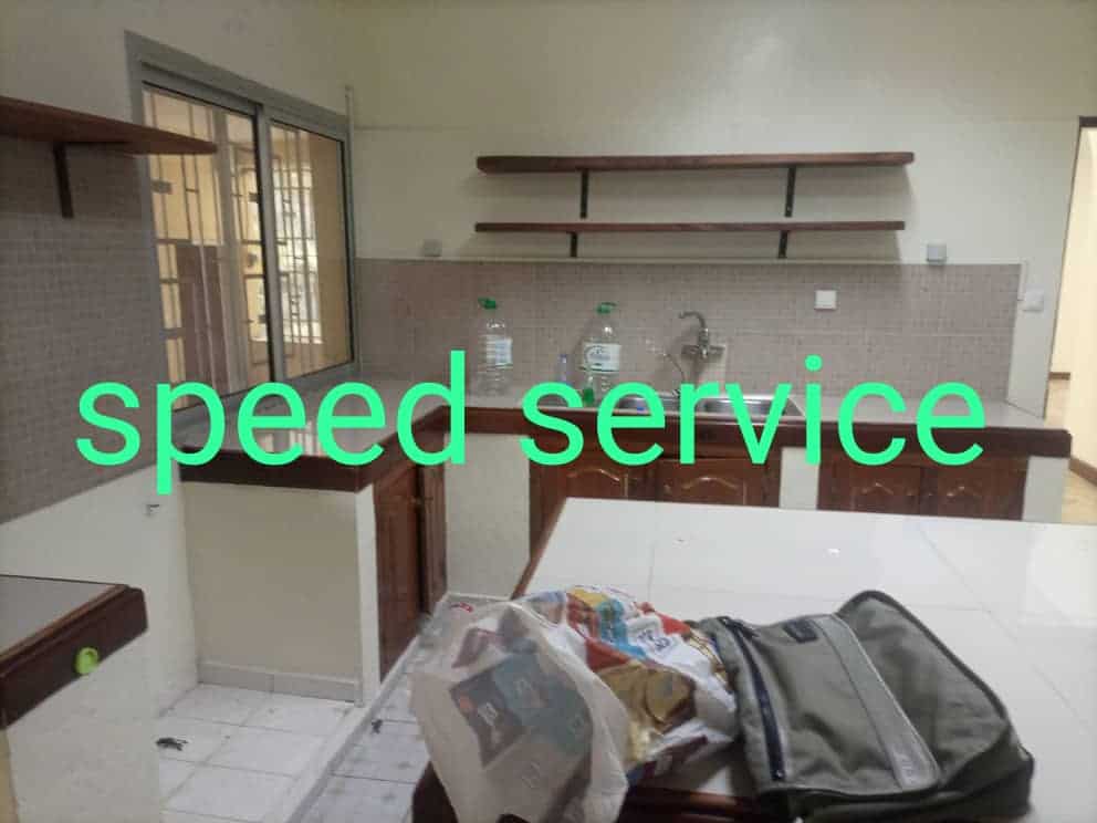 Maison (Villa) à louer - Yaoundé, Bastos, Bastos - 1 salon(s), 4 chambre(s), 3 salle(s) de bains - 2 500 000 FCFA / mois