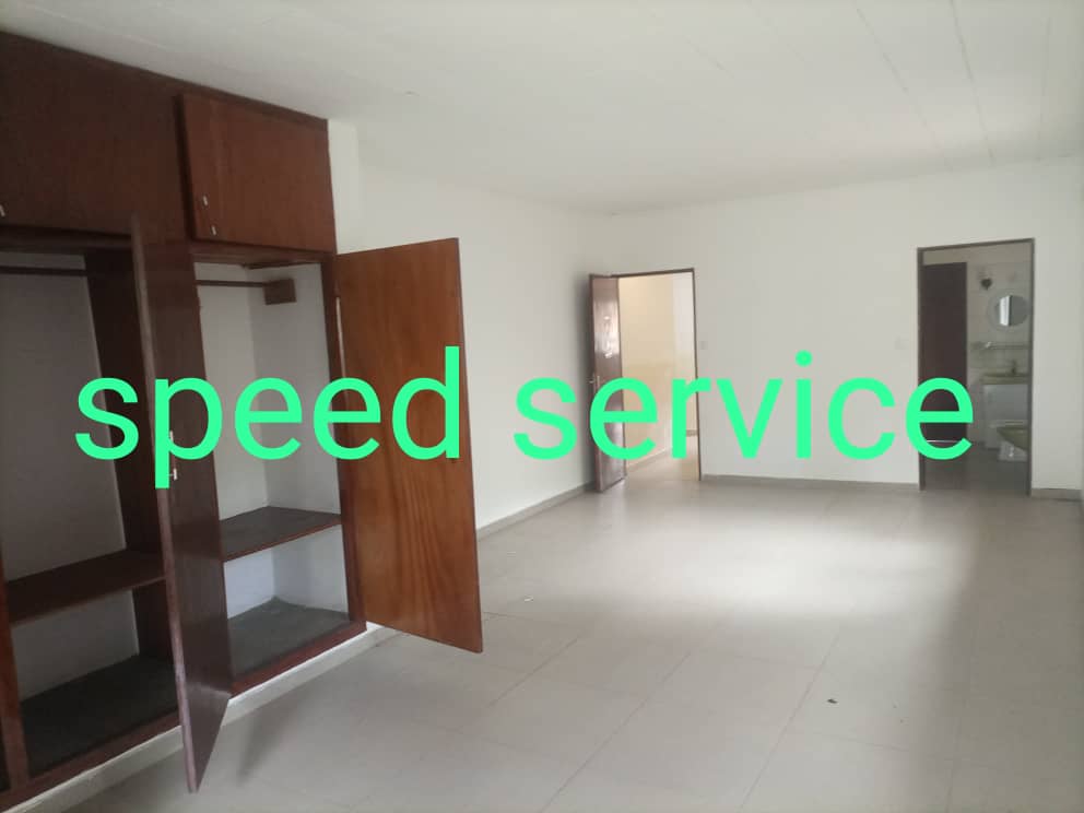 Maison (Villa) à louer - Yaoundé, Bastos, Bastos - 1 salon(s), 4 chambre(s), 3 salle(s) de bains - 2 500 000 FCFA / mois