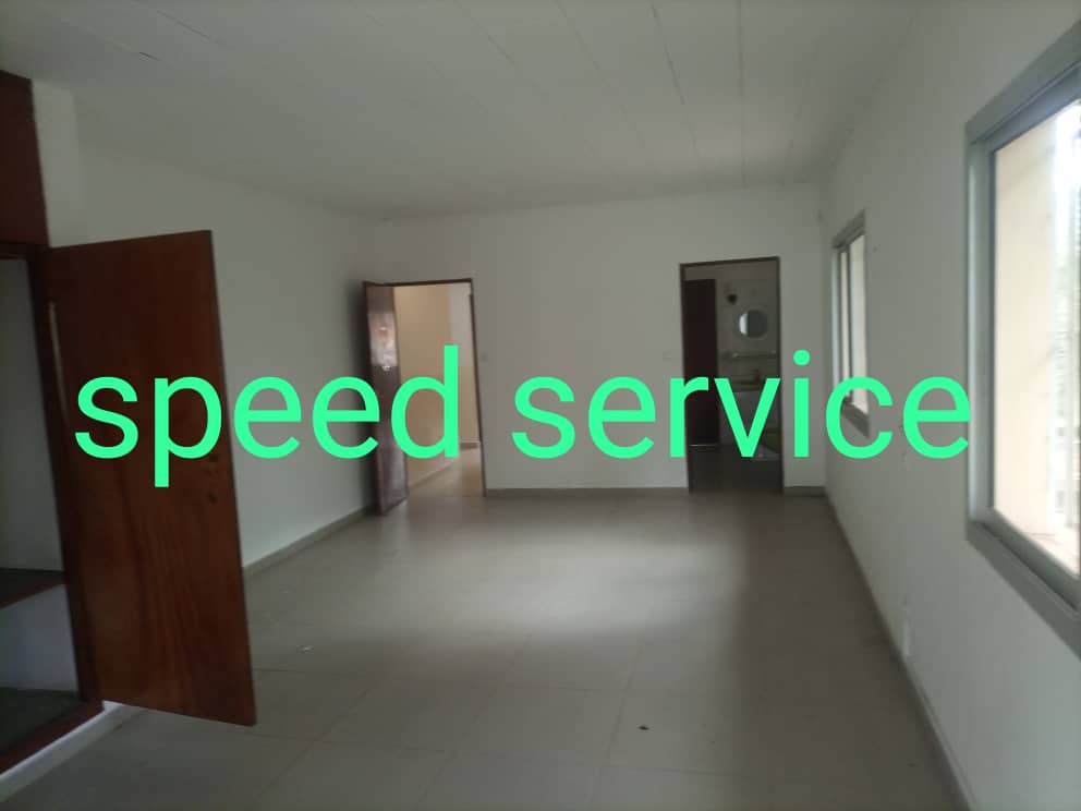 Bureau à louer à Yaoundé, Bastos, Bastos - 700 m2 - 2 500 000 FCFA