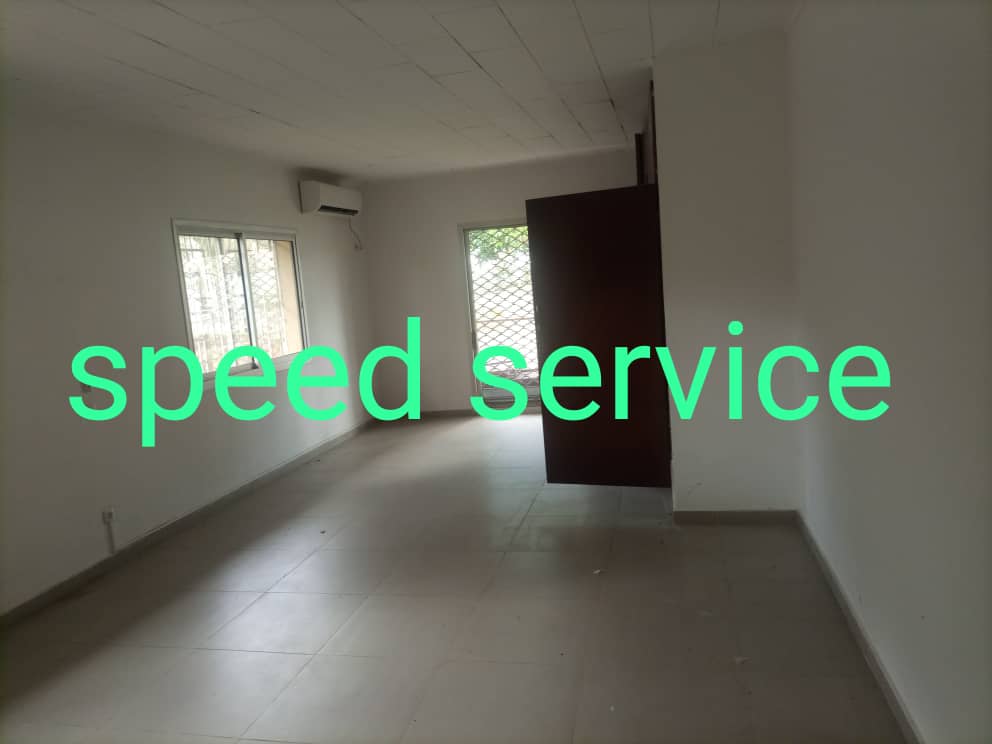 Bureau à louer à Yaoundé, Bastos, Bastos - 700 m2 - 2 500 000 FCFA