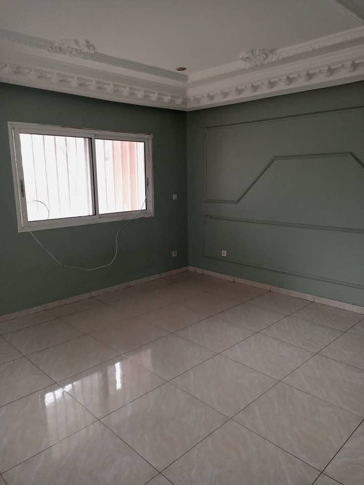 Apartment to rent - Yaoundé, Bastos, Bastos - 1 living room(s), 3 bedroom(s), 4 bathroom(s) - 400 000 FCFA / month