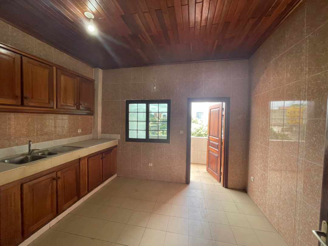 Apartment to rent - Yaoundé, Bastos, Bastos - 1 living room(s), 3 bedroom(s), 3 bathroom(s) - 600 000 FCFA / month