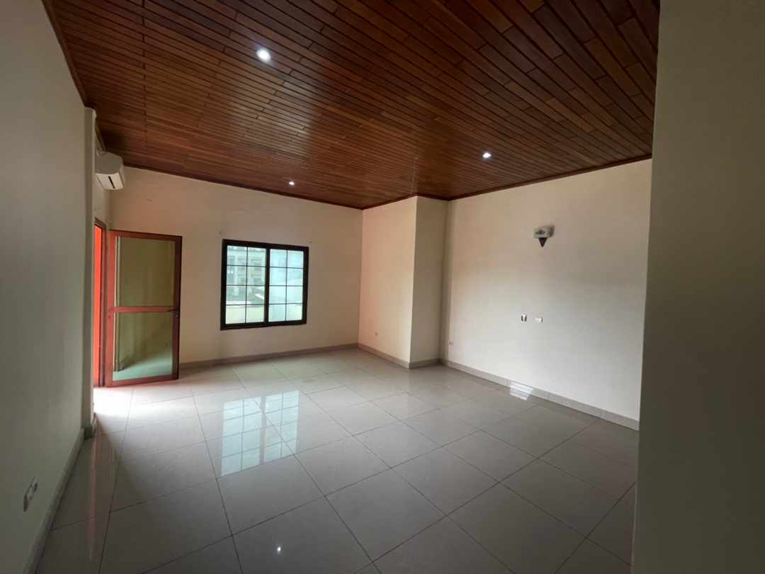 Apartment to rent - Yaoundé, Bastos, Bastos - 1 living room(s), 3 bedroom(s), 3 bathroom(s) - 600 000 FCFA / month