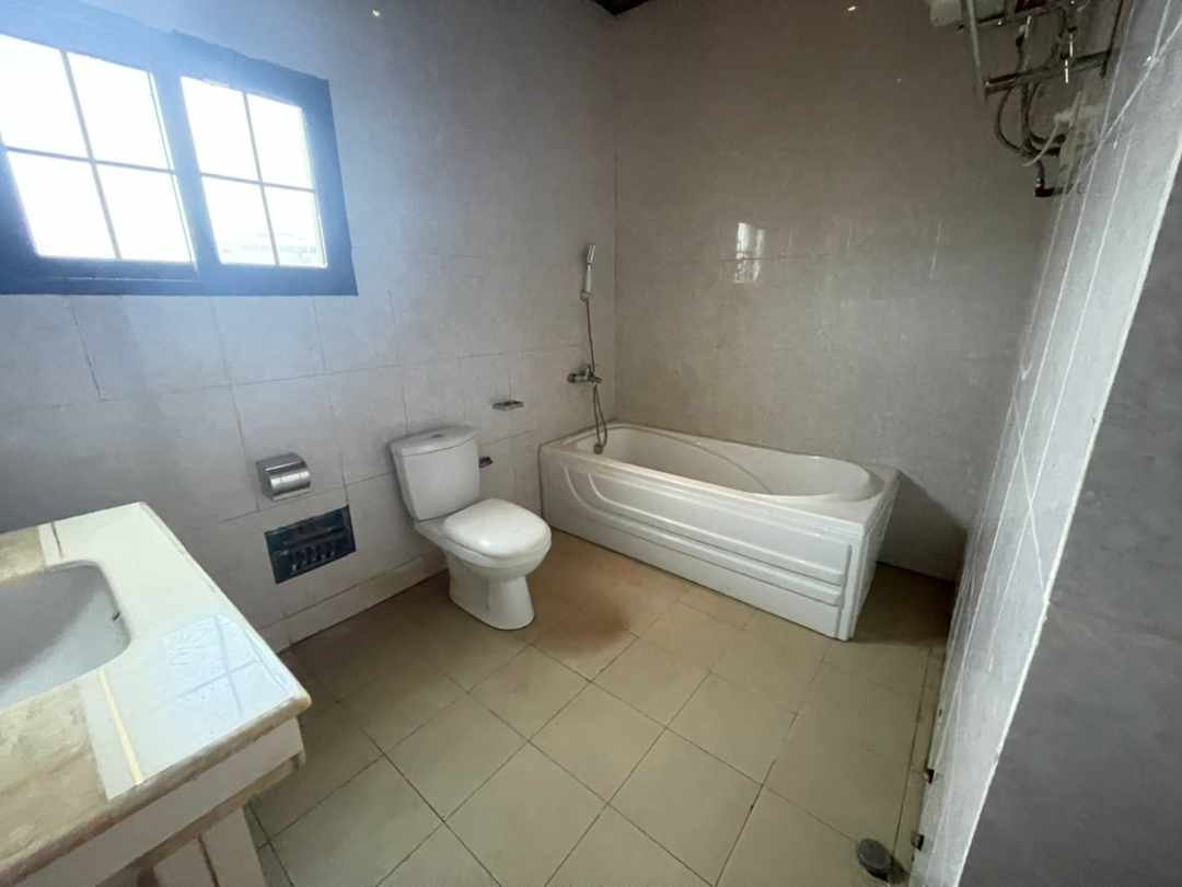 Apartment to rent - Yaoundé, Bastos, Bastos - 1 living room(s), 3 bedroom(s), 3 bathroom(s) - 600 000 FCFA / month