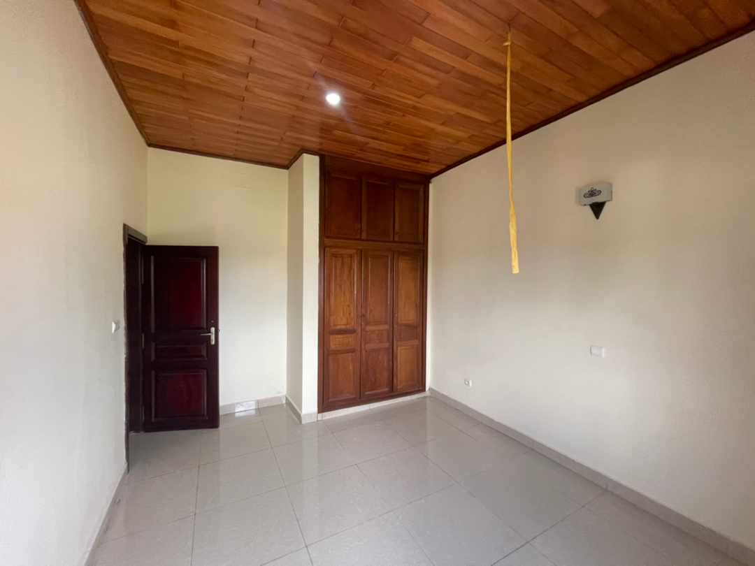 Apartment to rent - Yaoundé, Bastos, Bastos - 1 living room(s), 3 bedroom(s), 3 bathroom(s) - 600 000 FCFA / month