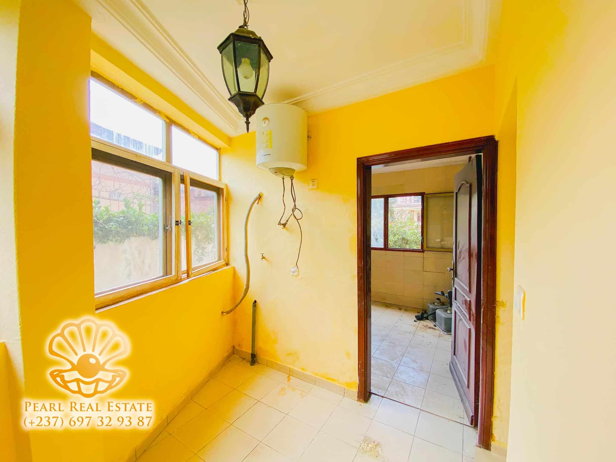Apartment to rent - Yaoundé, Bastos, Palais des congrès - 1 living room(s), 3 bedroom(s), 2 bathroom(s) - 450 000 FCFA / month