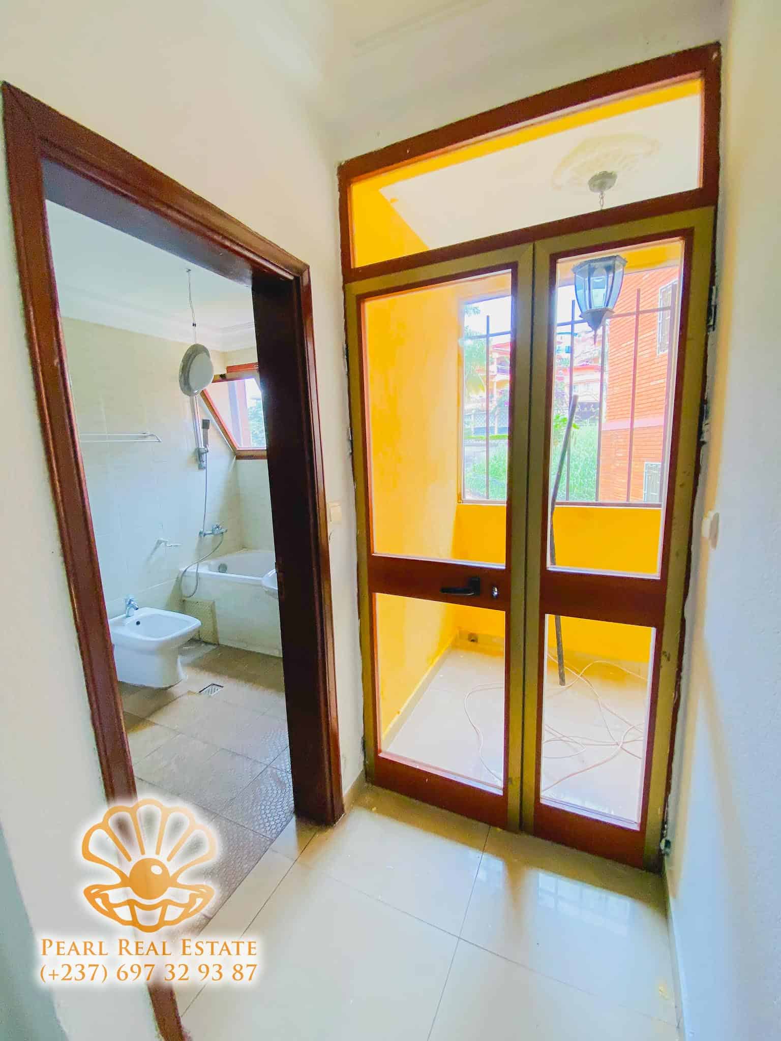 Apartment to rent - Yaoundé, Bastos, Palais des congrès - 1 living room(s), 3 bedroom(s), 2 bathroom(s) - 450 000 FCFA / month