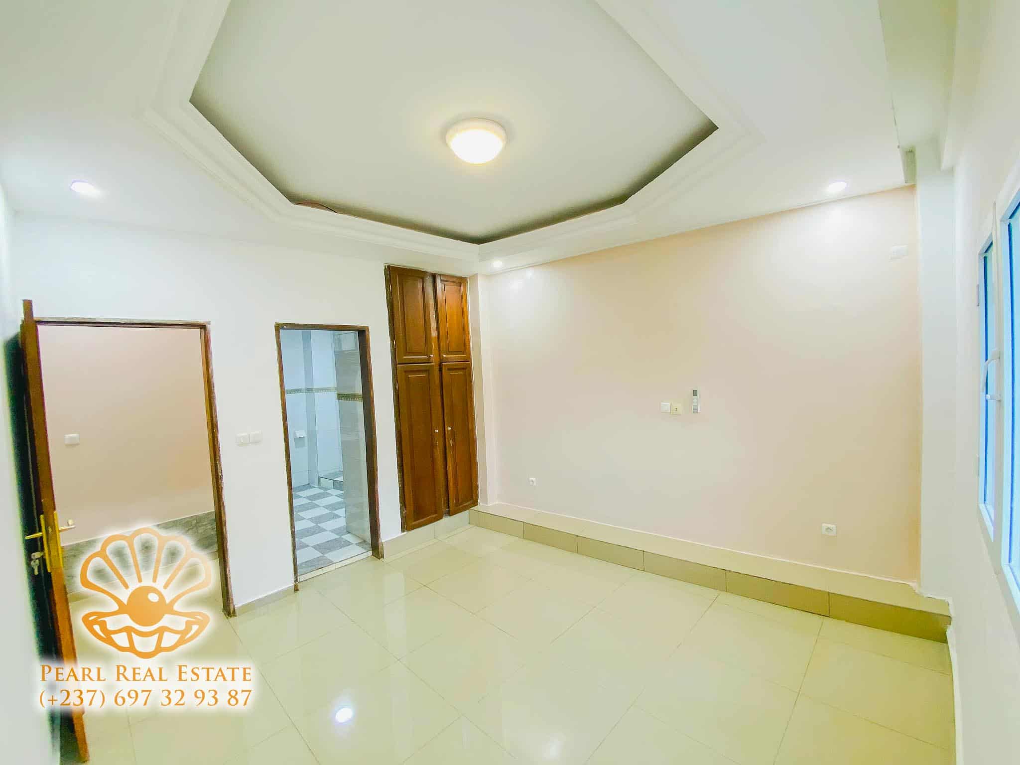Appartement à louer - Yaoundé, Bastos, Palais des congrès - 1 salon(s), 3 chambre(s), 2 salle(s) de bains - 450 000 FCFA / mois