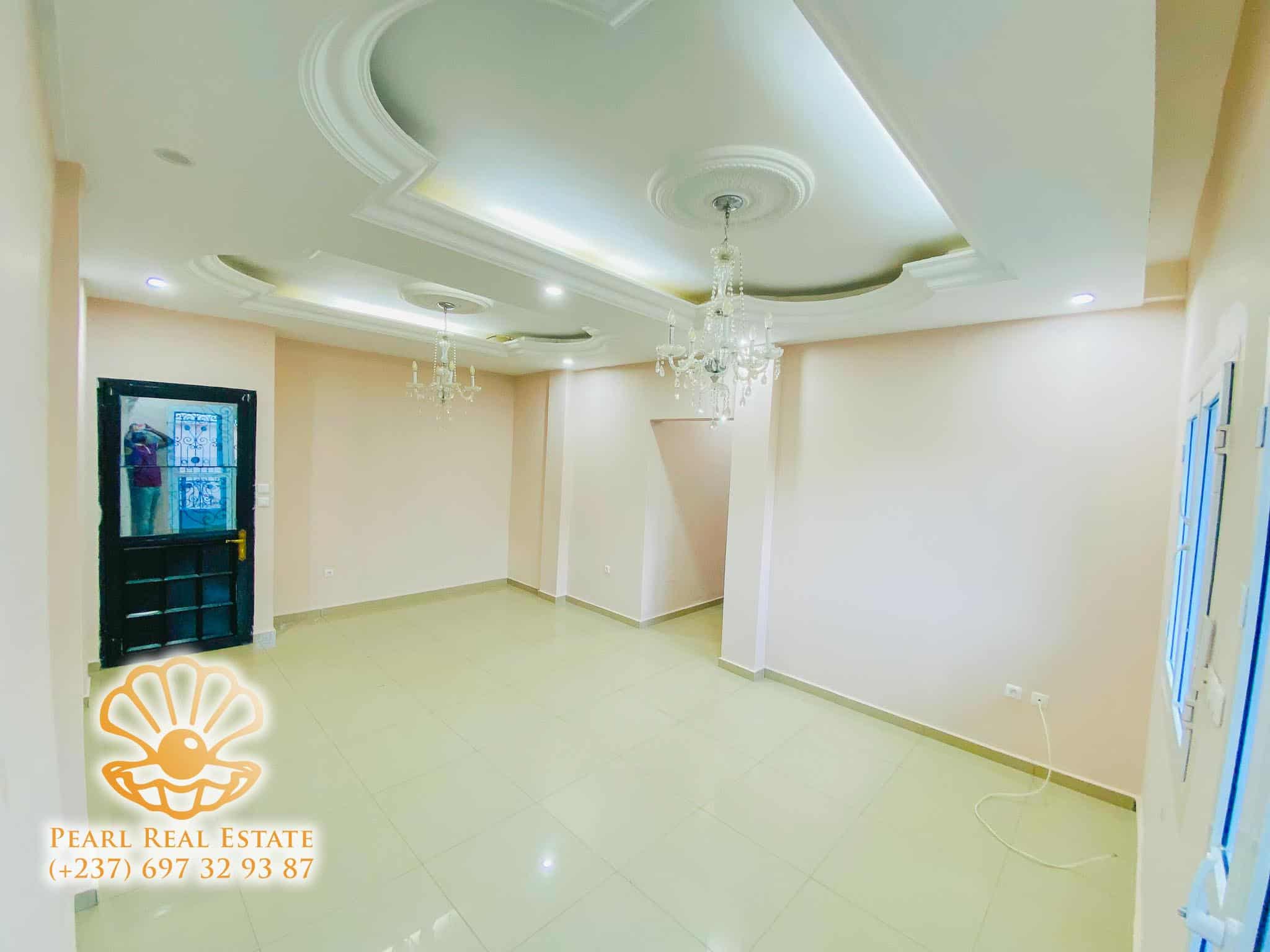 Appartement à louer - Yaoundé, Bastos, Palais des congrès - 1 salon(s), 3 chambre(s), 2 salle(s) de bains - 450 000 FCFA / mois