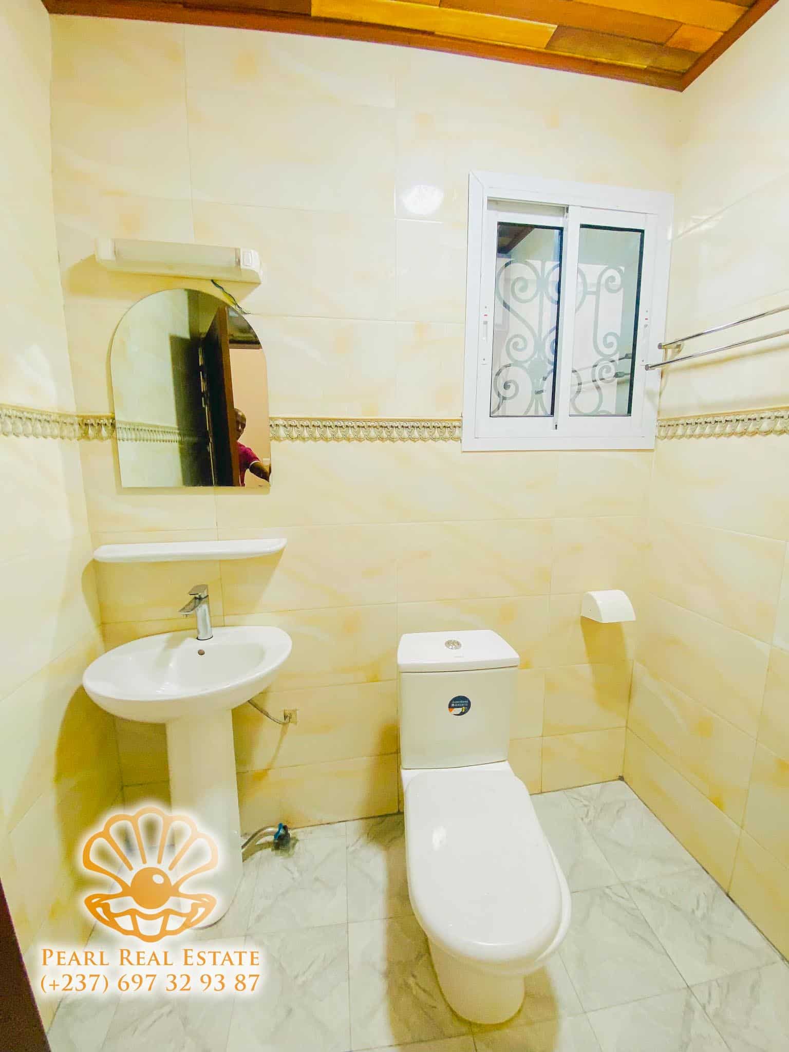 Appartement à louer - Yaoundé, Bastos, Palais des congrès - 1 salon(s), 3 chambre(s), 2 salle(s) de bains - 450 000 FCFA / mois