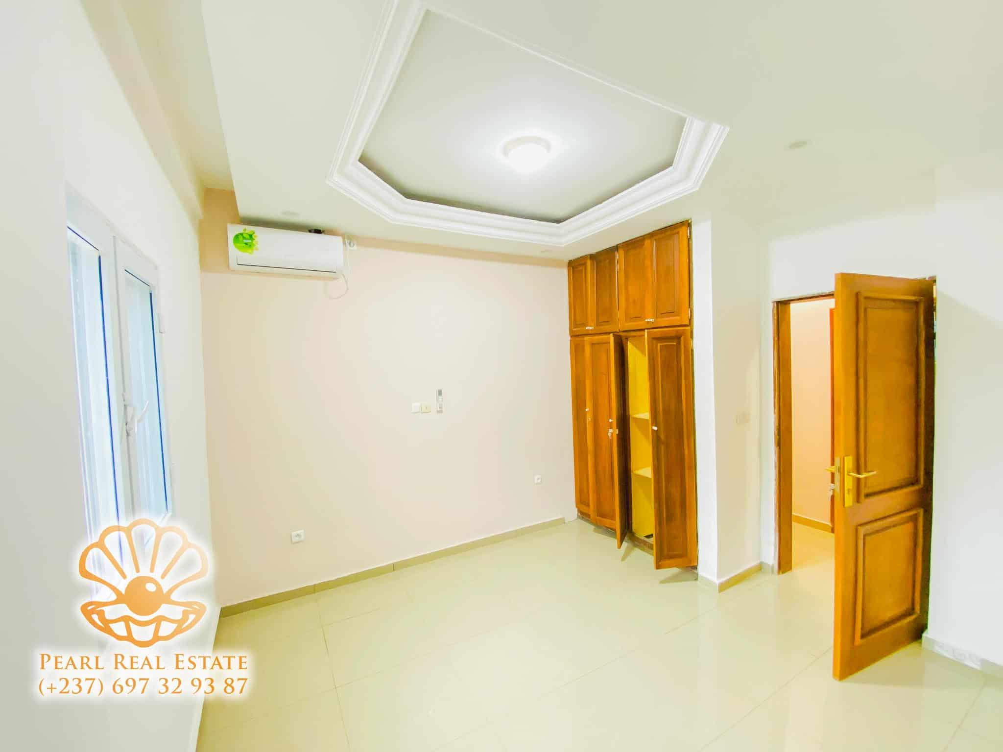 Appartement à louer - Yaoundé, Bastos, Palais des congrès - 1 salon(s), 3 chambre(s), 2 salle(s) de bains - 450 000 FCFA / mois